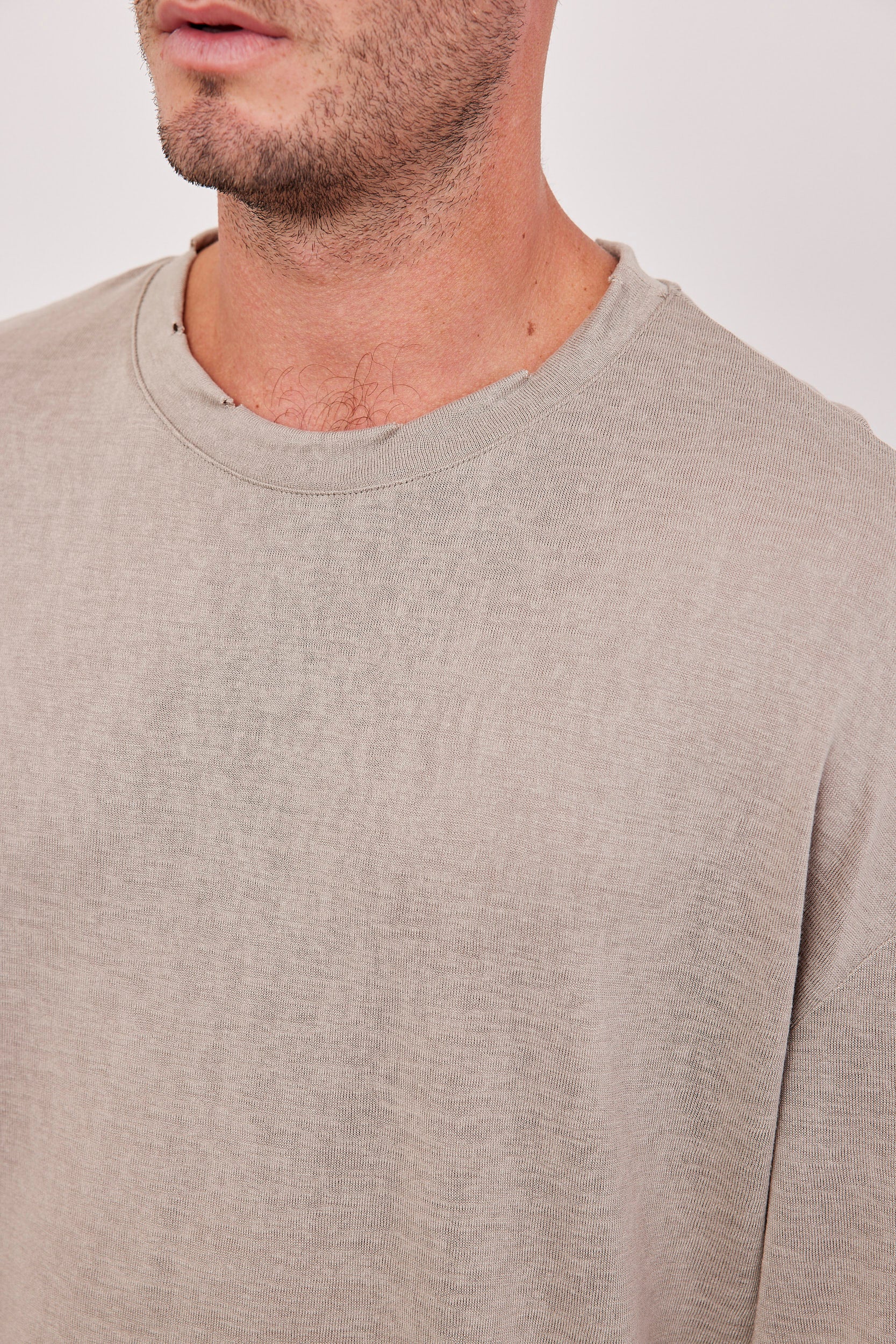 טישרט בגזרה רחבה עם קרעים