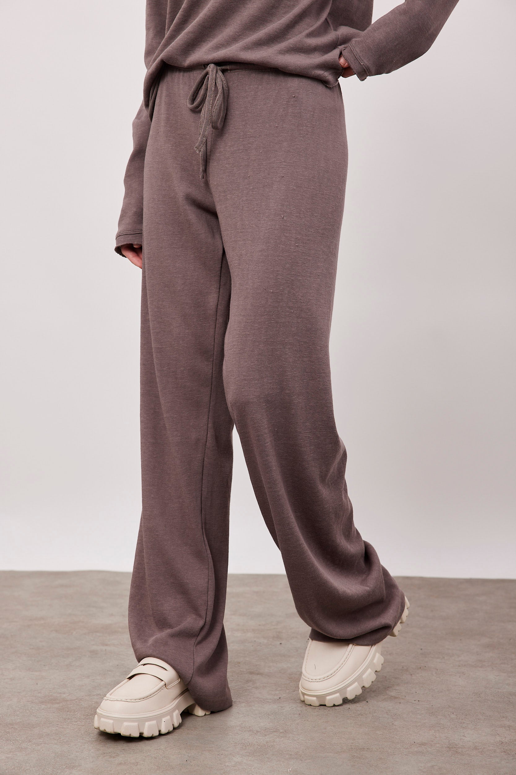 מכנסיים ארוכים במראה פשתן