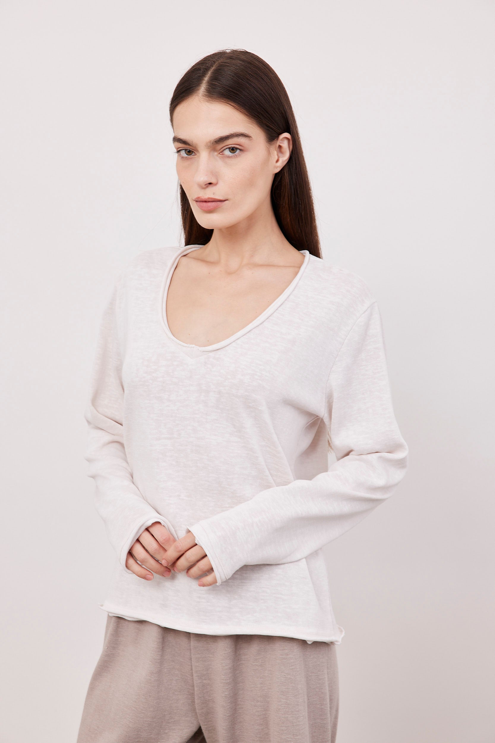 חולצה ארוכה בסיומת גזורה