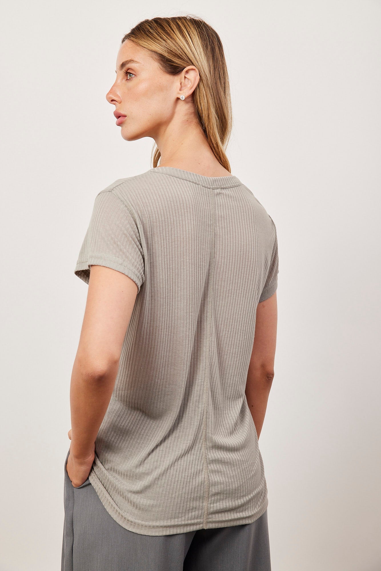 טי שרט וי רכה בטקסטורת פסים - ITAY BRANDS