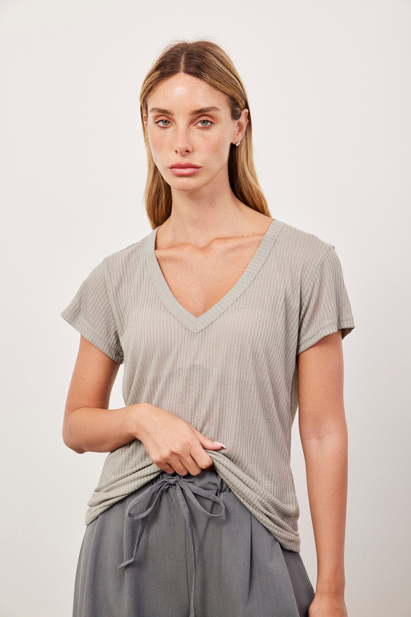 טי שרט וי רכה בטקסטורת פסים - ITAY BRANDS