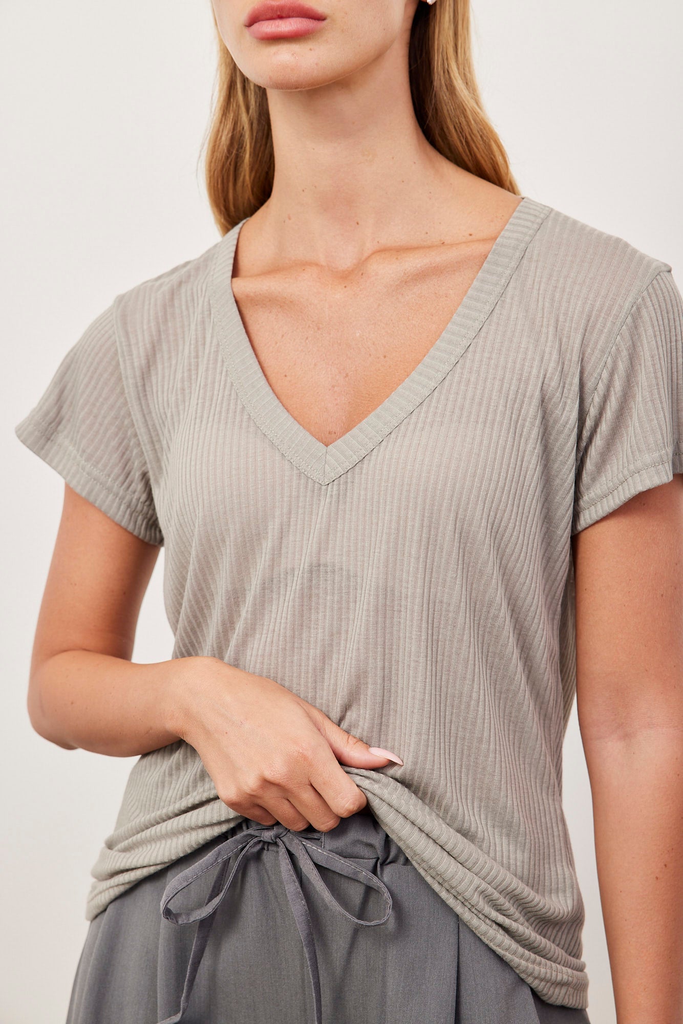 טי שרט וי רכה בטקסטורת פסים - ITAY BRANDS