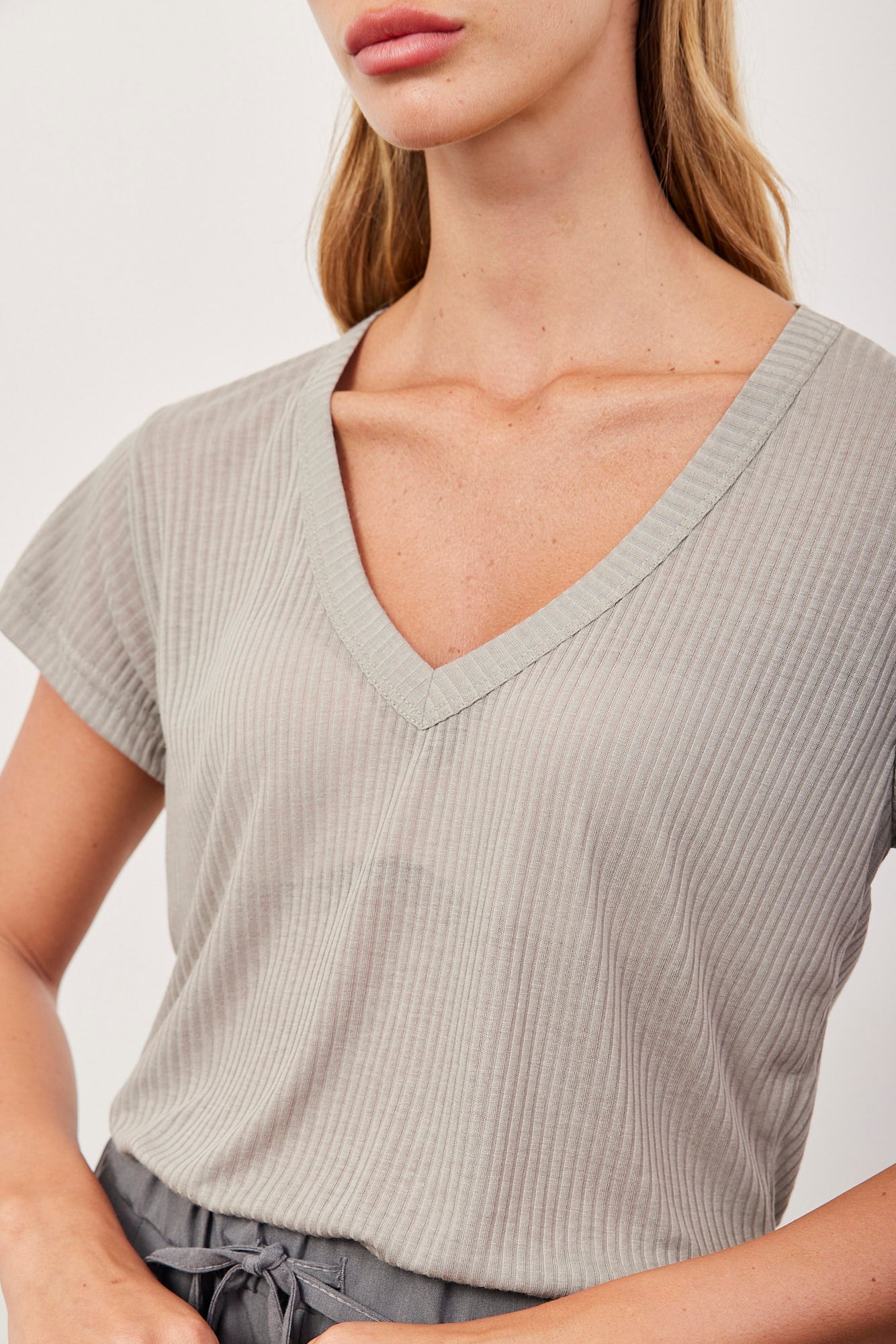 טי שרט וי רכה בטקסטורת פסים - ITAY BRANDS