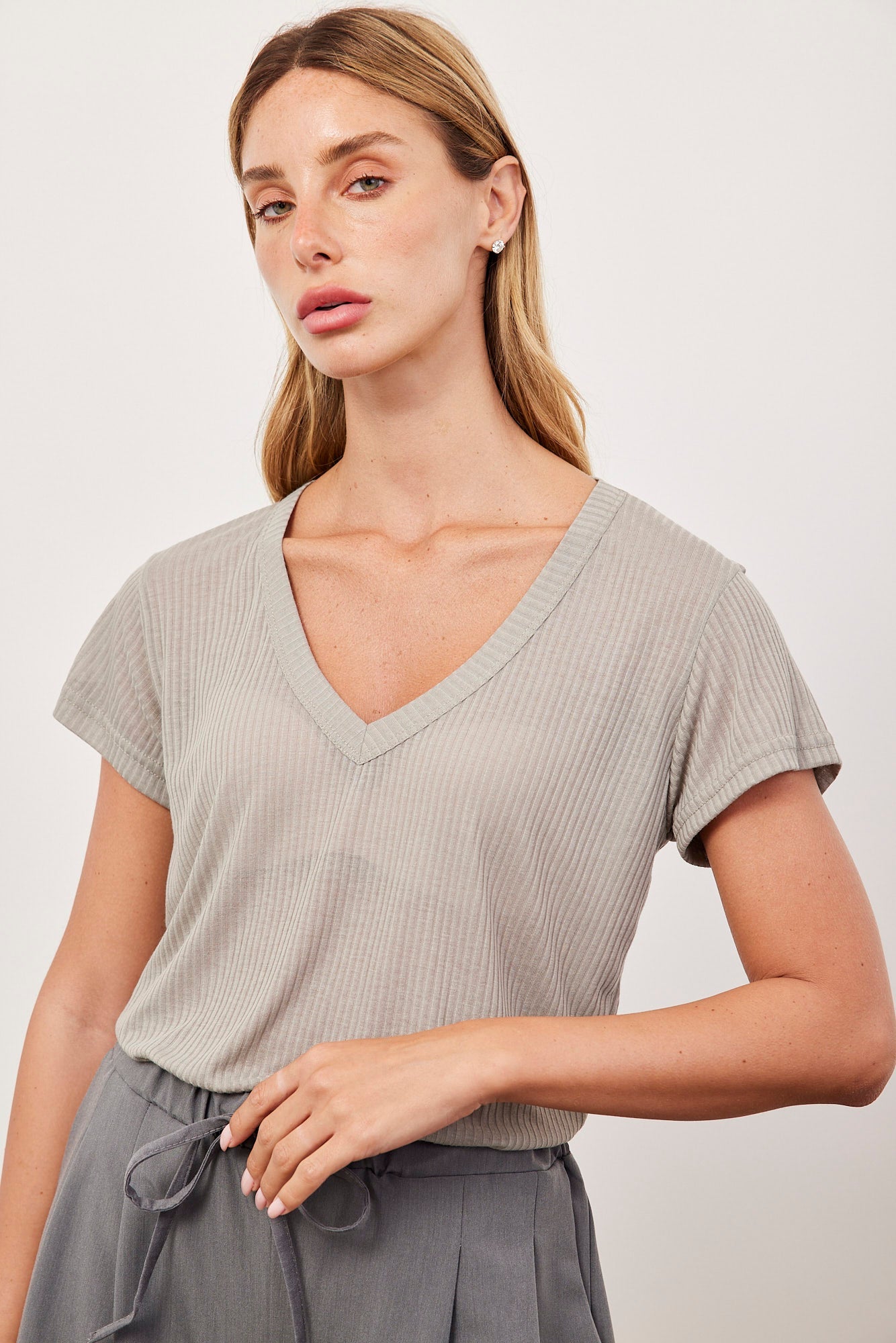 טי שרט וי רכה בטקסטורת פסים - ITAY BRANDS