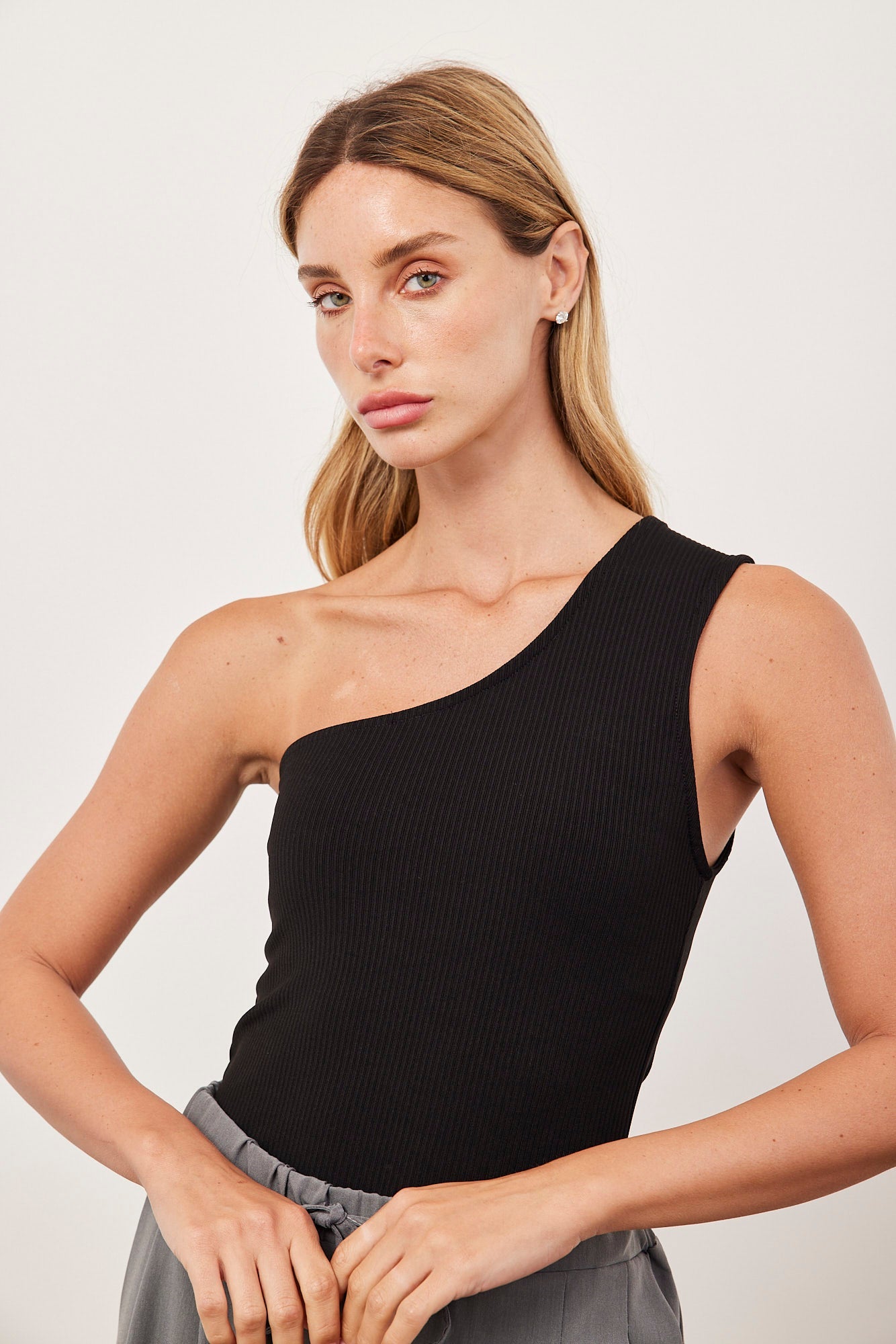 גופיית וואן שולדר בטקסטורת פסים - ITAY BRANDS