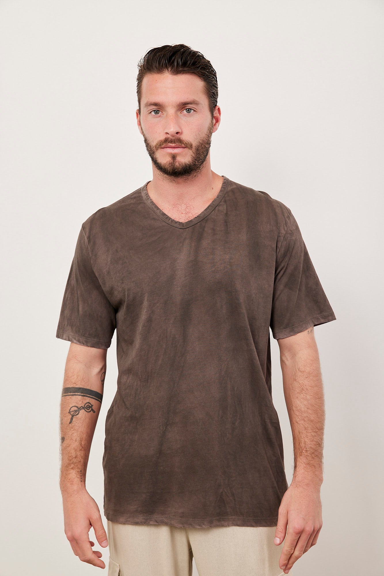 חולצת ווש קצרה במפתח וי