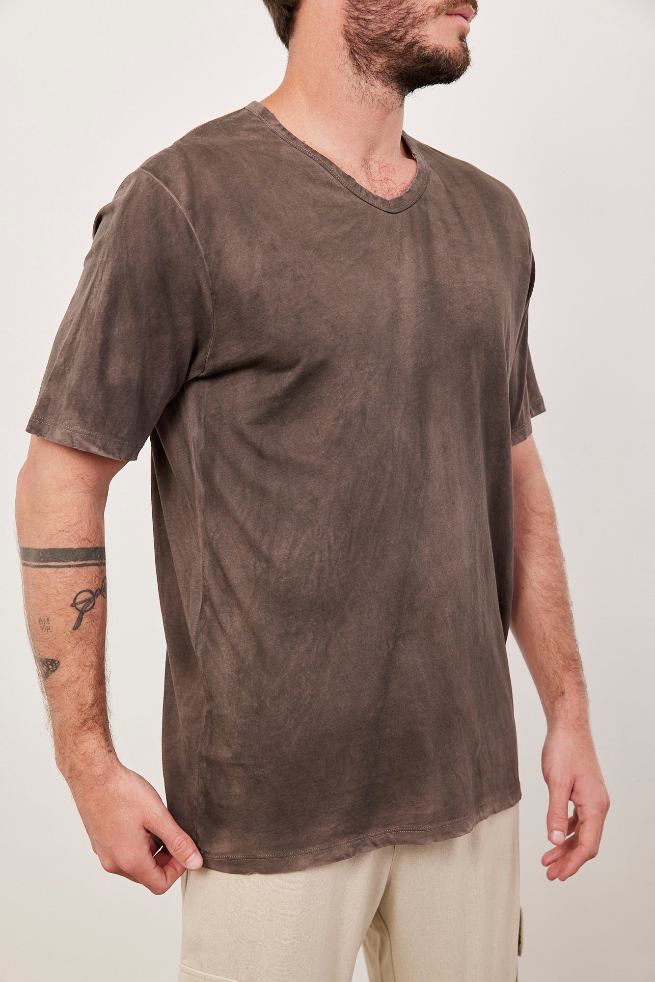 חולצת ווש קצרה במפתח וי