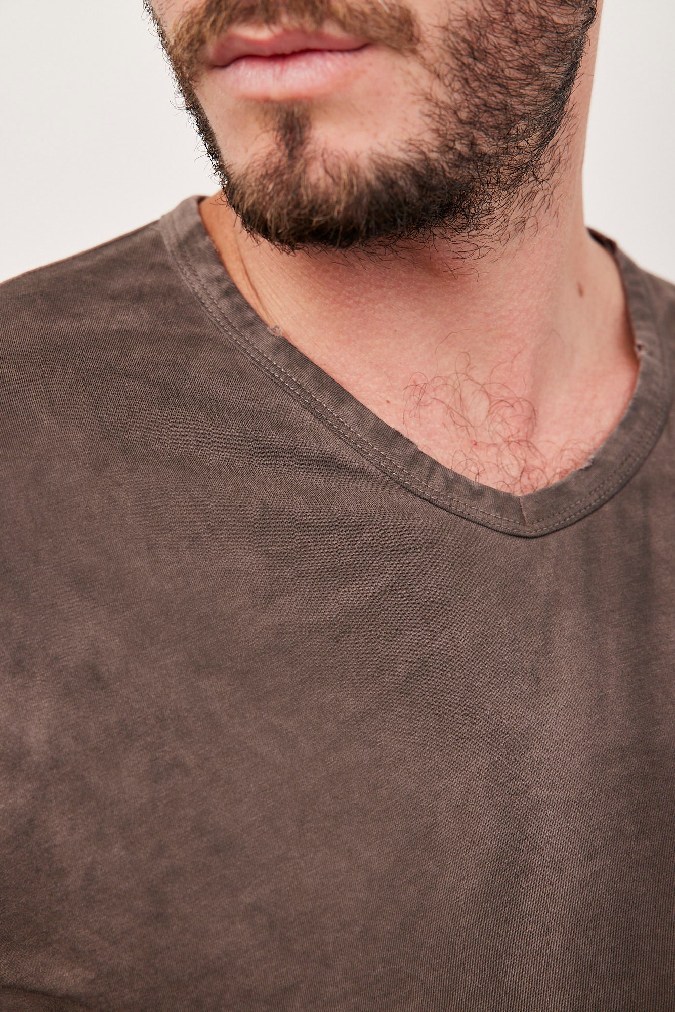 חולצת ווש קצרה במפתח וי