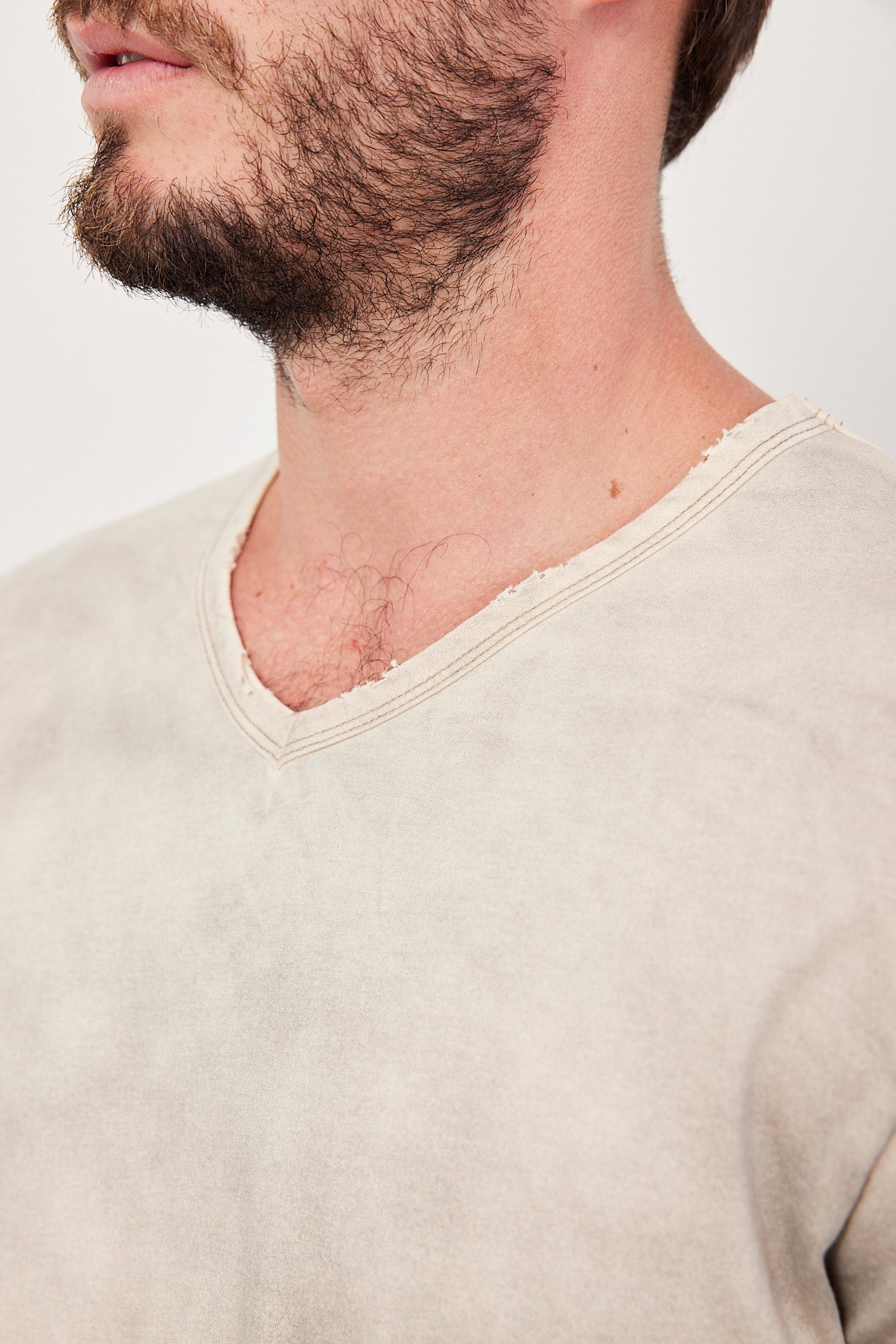 חולצת ווש קצרה במפתח וי