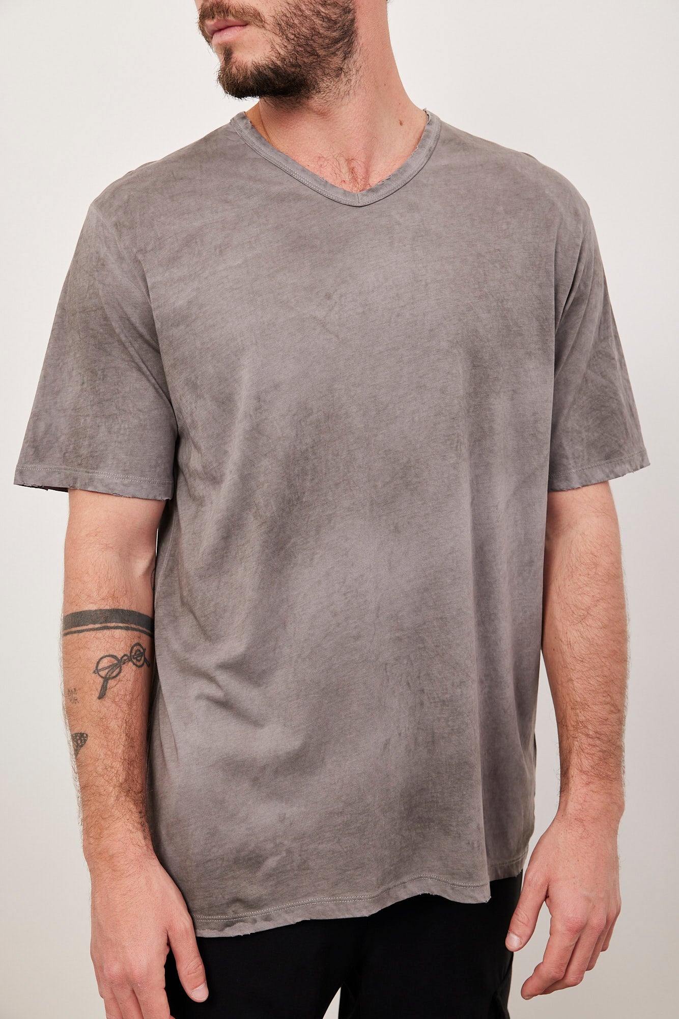 חולצת ווש קצרה במפתח וי