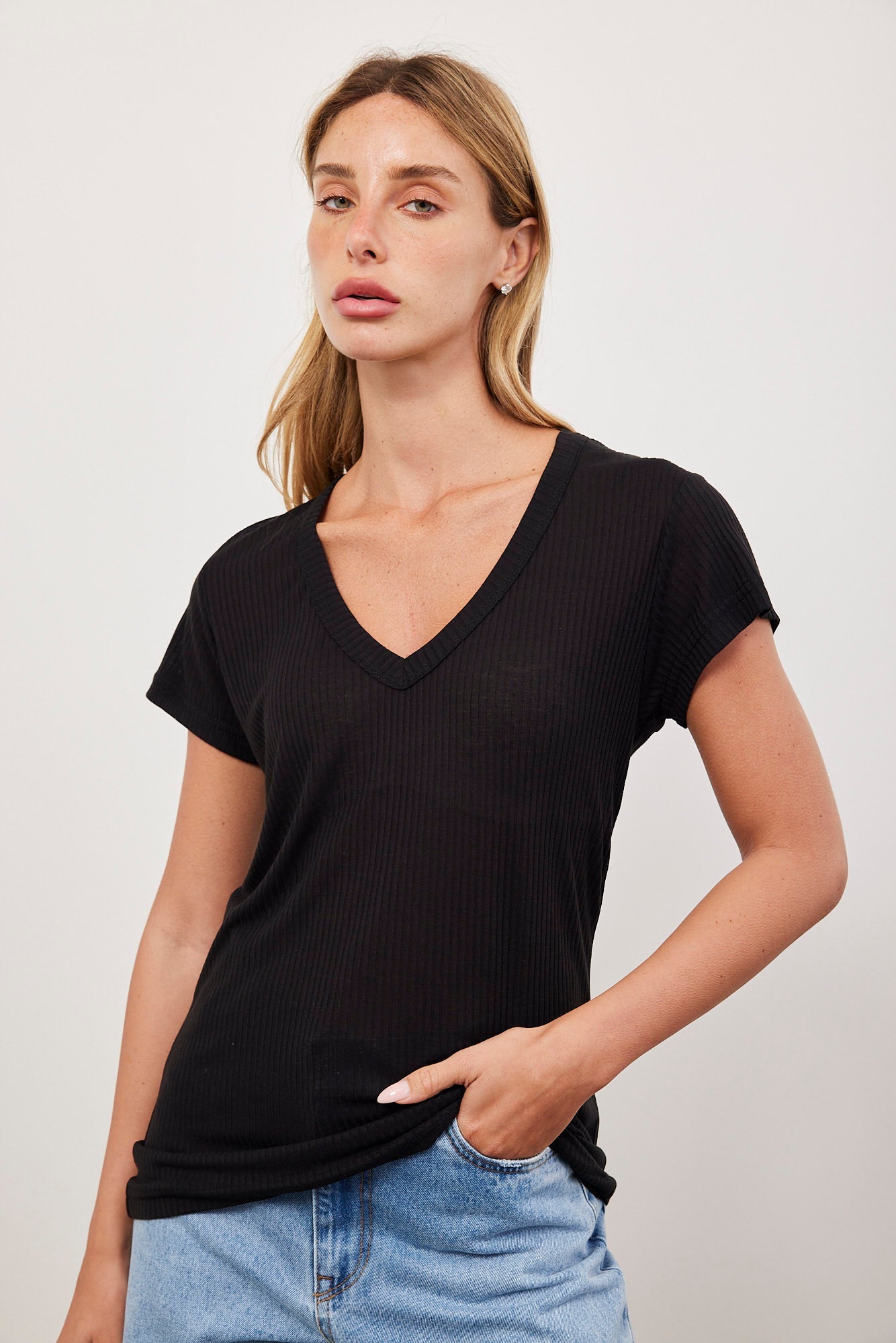 טי שרט וי רכה בטקסטורת פסים - ITAY BRANDS