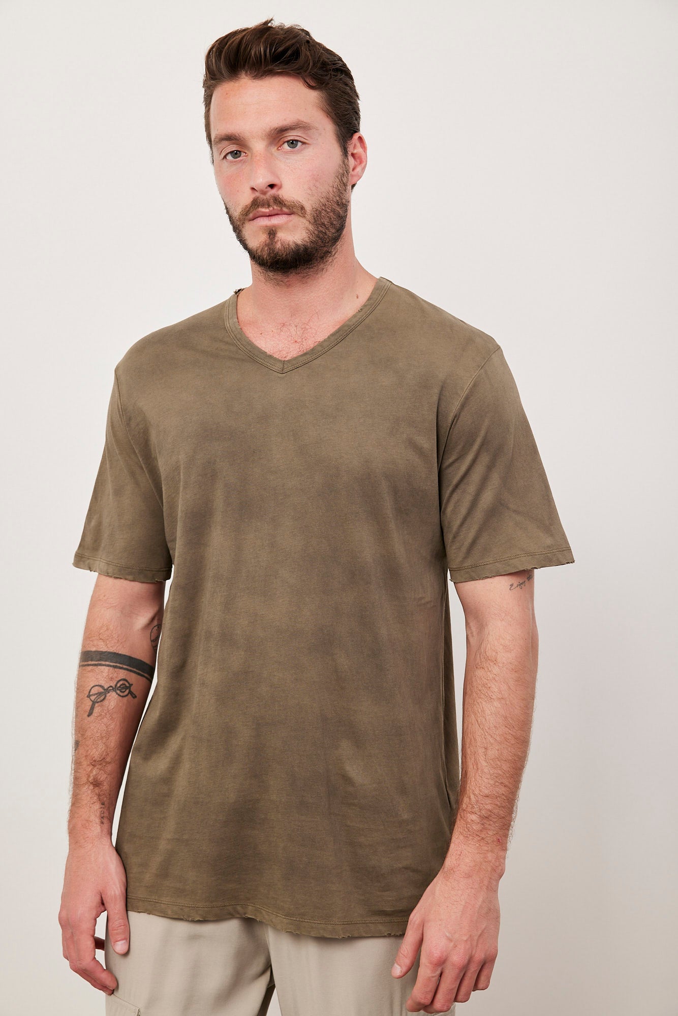 חולצת ווש קצרה במפתח וי