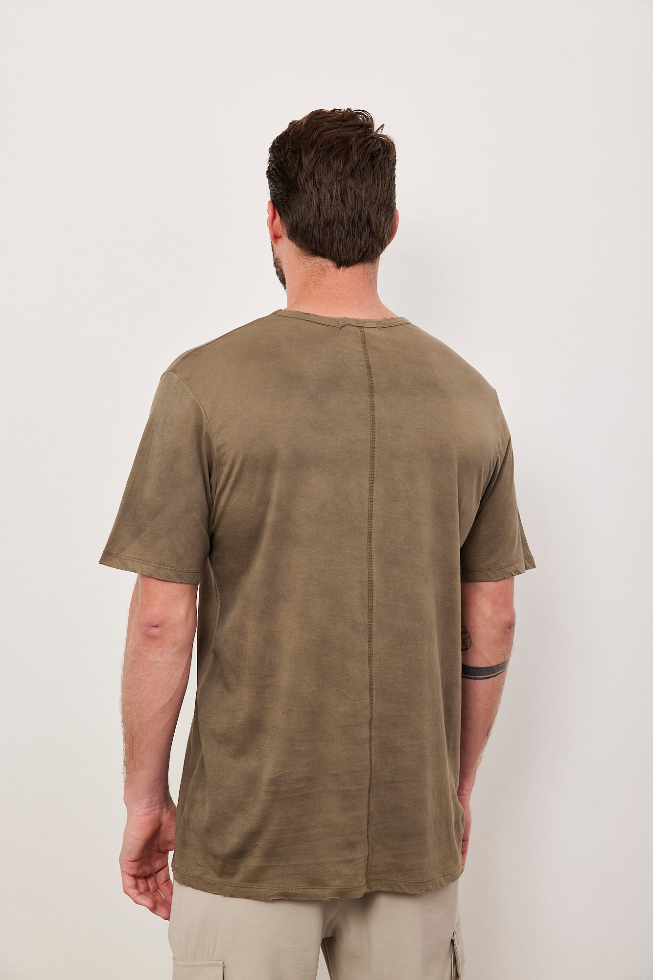 חולצת ווש קצרה במפתח וי