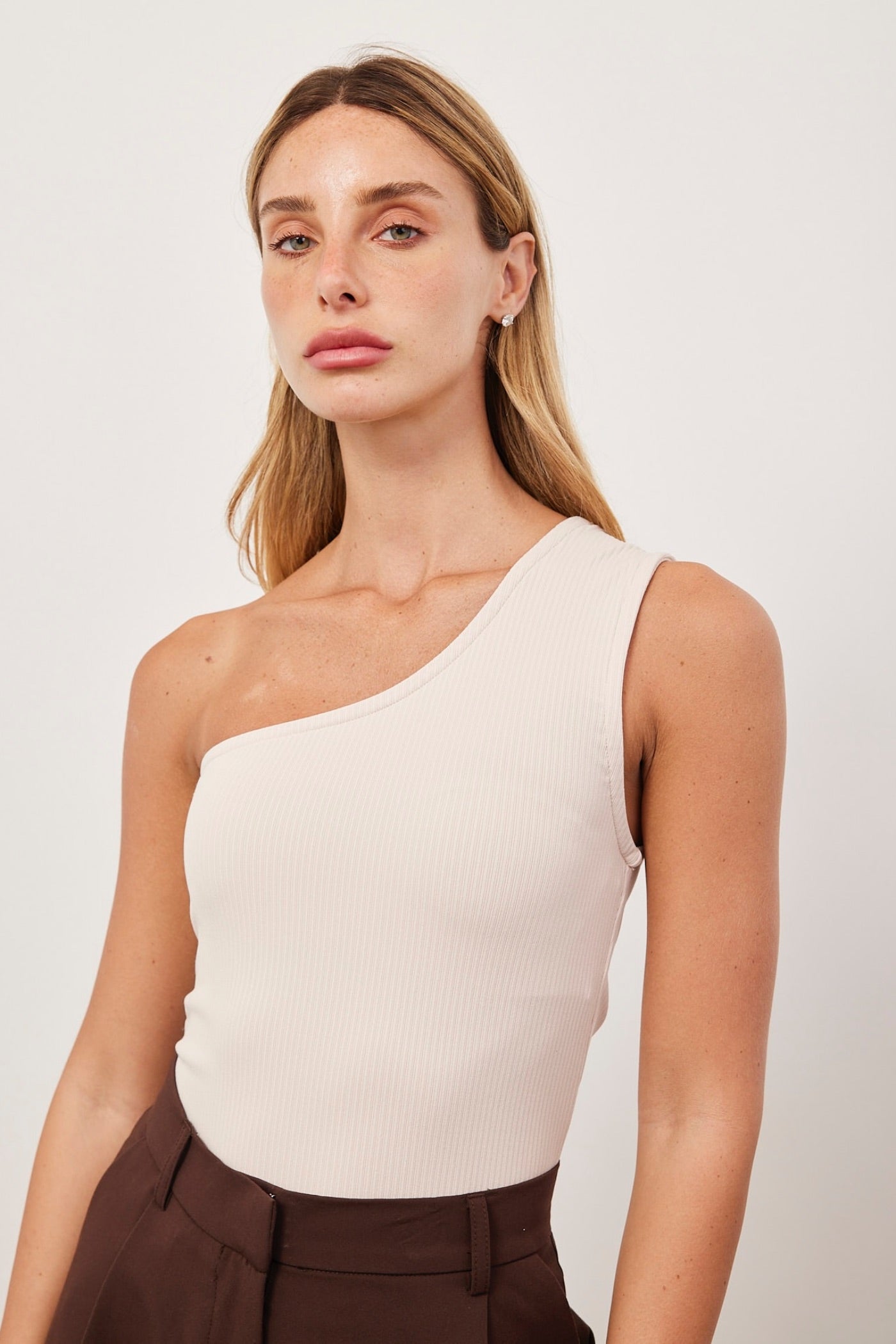 גופיית וואן שולדר בטקסטורת פסים - ITAY BRANDS