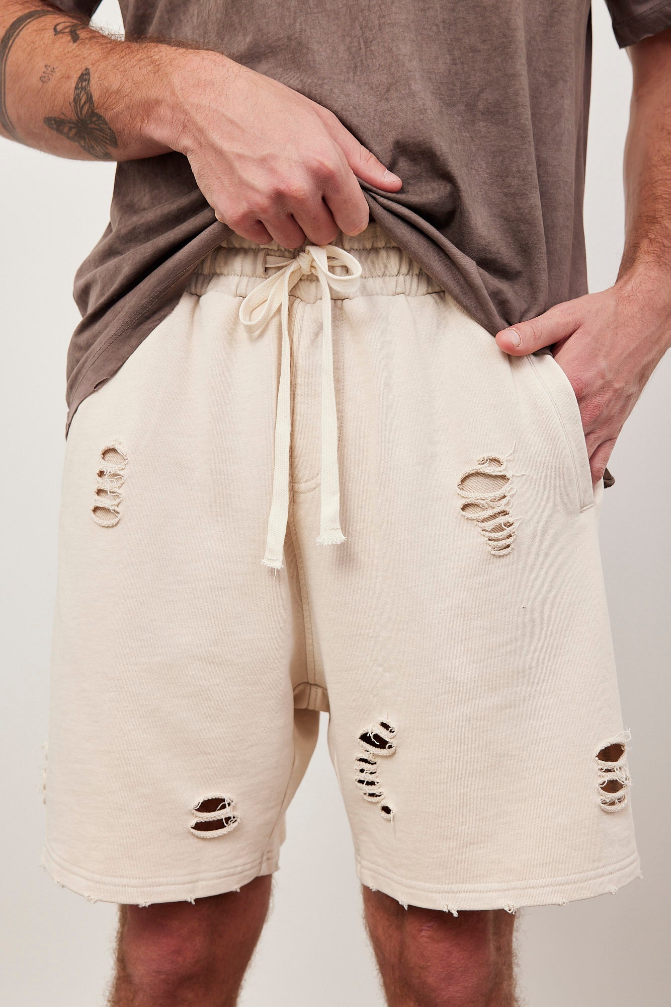 מכנסי טרנינג קצרים בשילוב קרעים - ITAY BRANDS