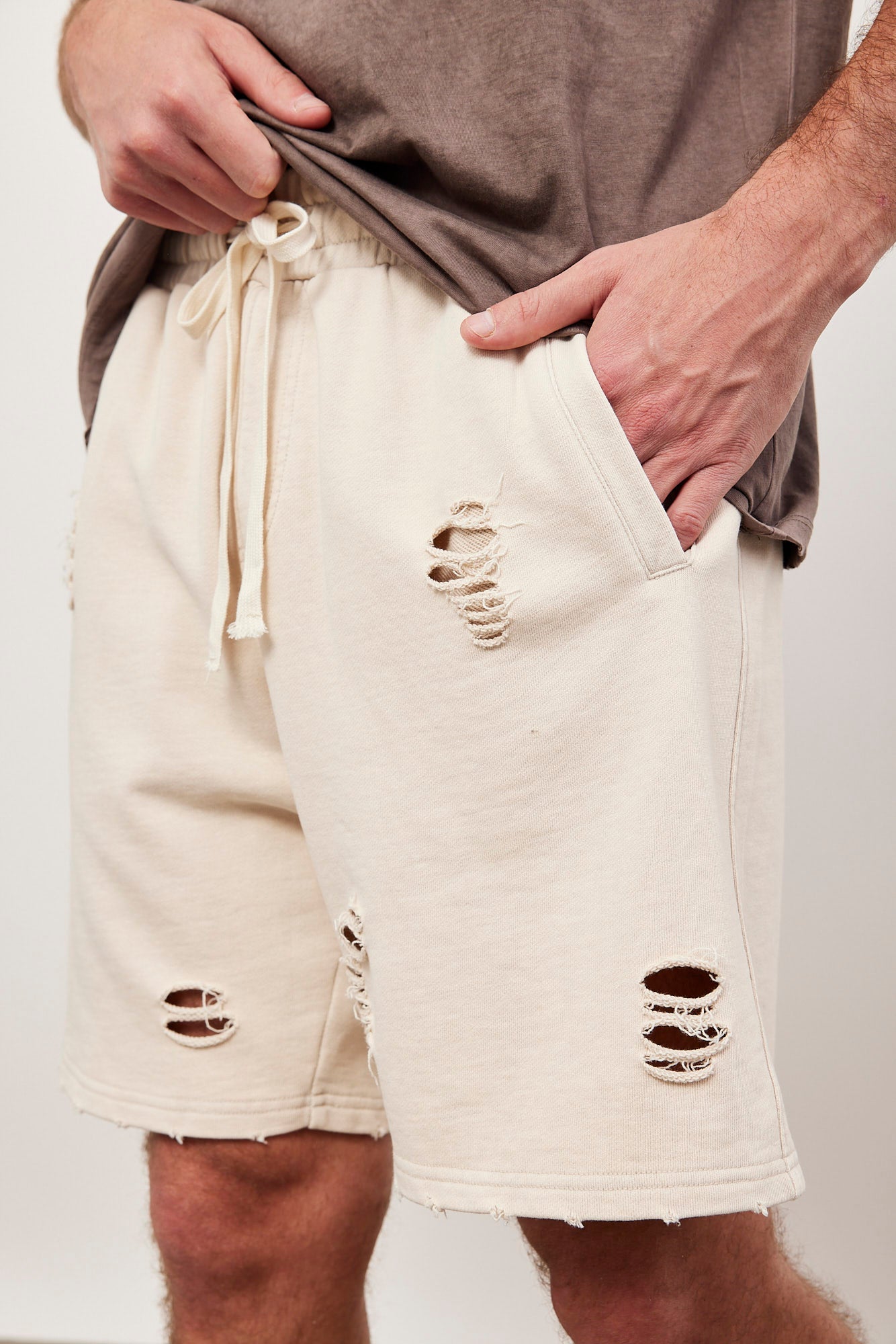 מכנסי טרנינג קצרים בשילוב קרעים - ITAY BRANDS