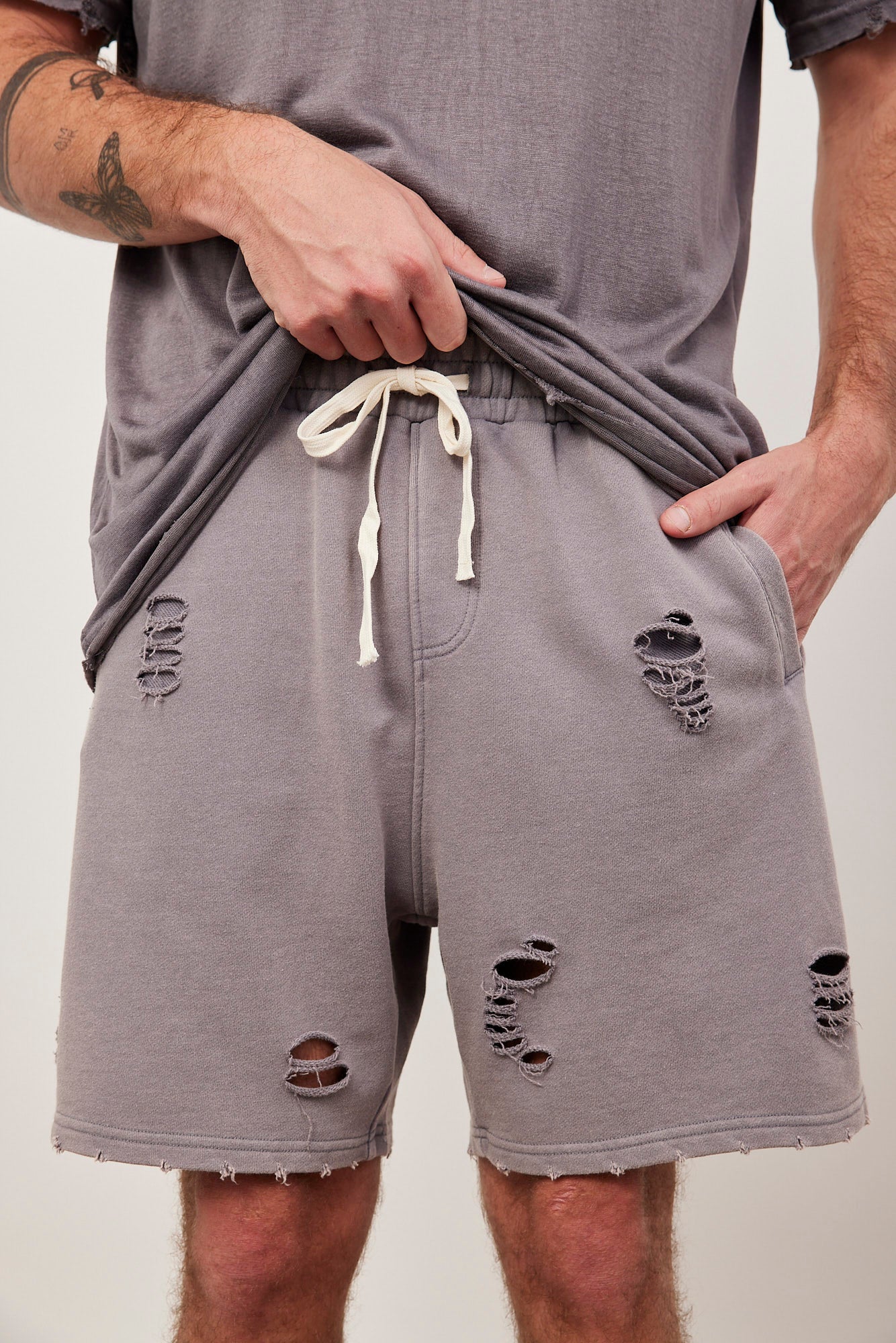 מכנסי טרנינג קצרים בשילוב קרעים - ITAY BRANDS