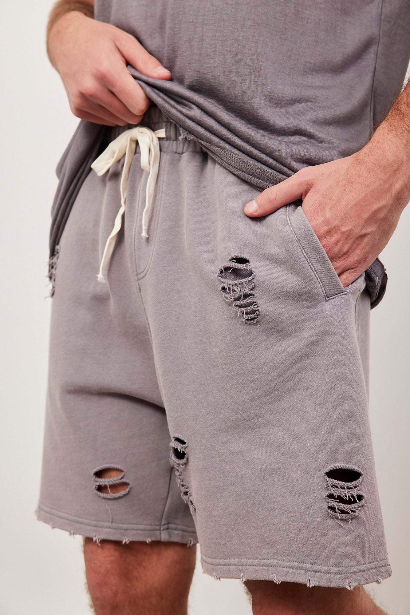 מכנסי טרנינג קצרים בשילוב קרעים - ITAY BRANDS