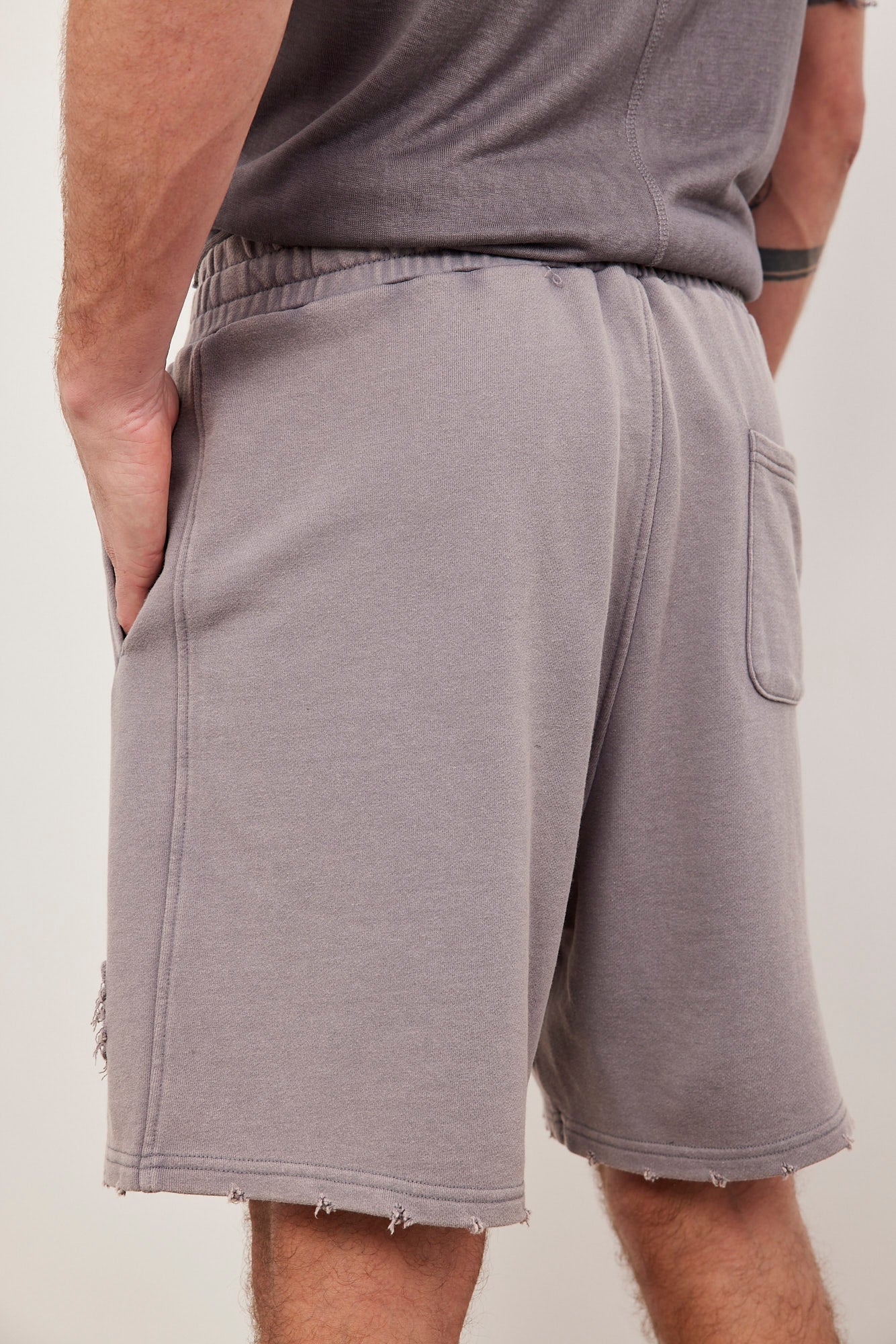 מכנסי טרנינג קצרים בשילוב קרעים - ITAY BRANDS