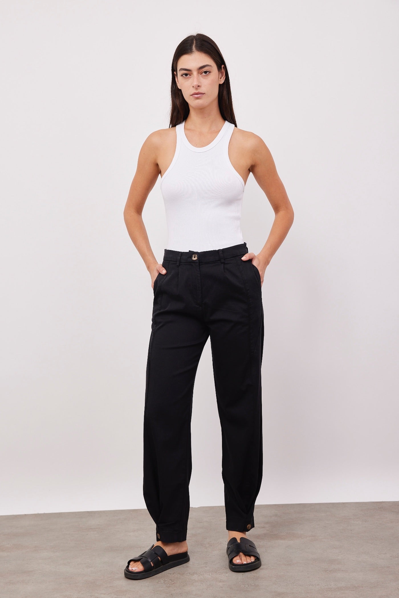 מכנסיים מחויטים בסיומת כפתור - ITAY BRANDS