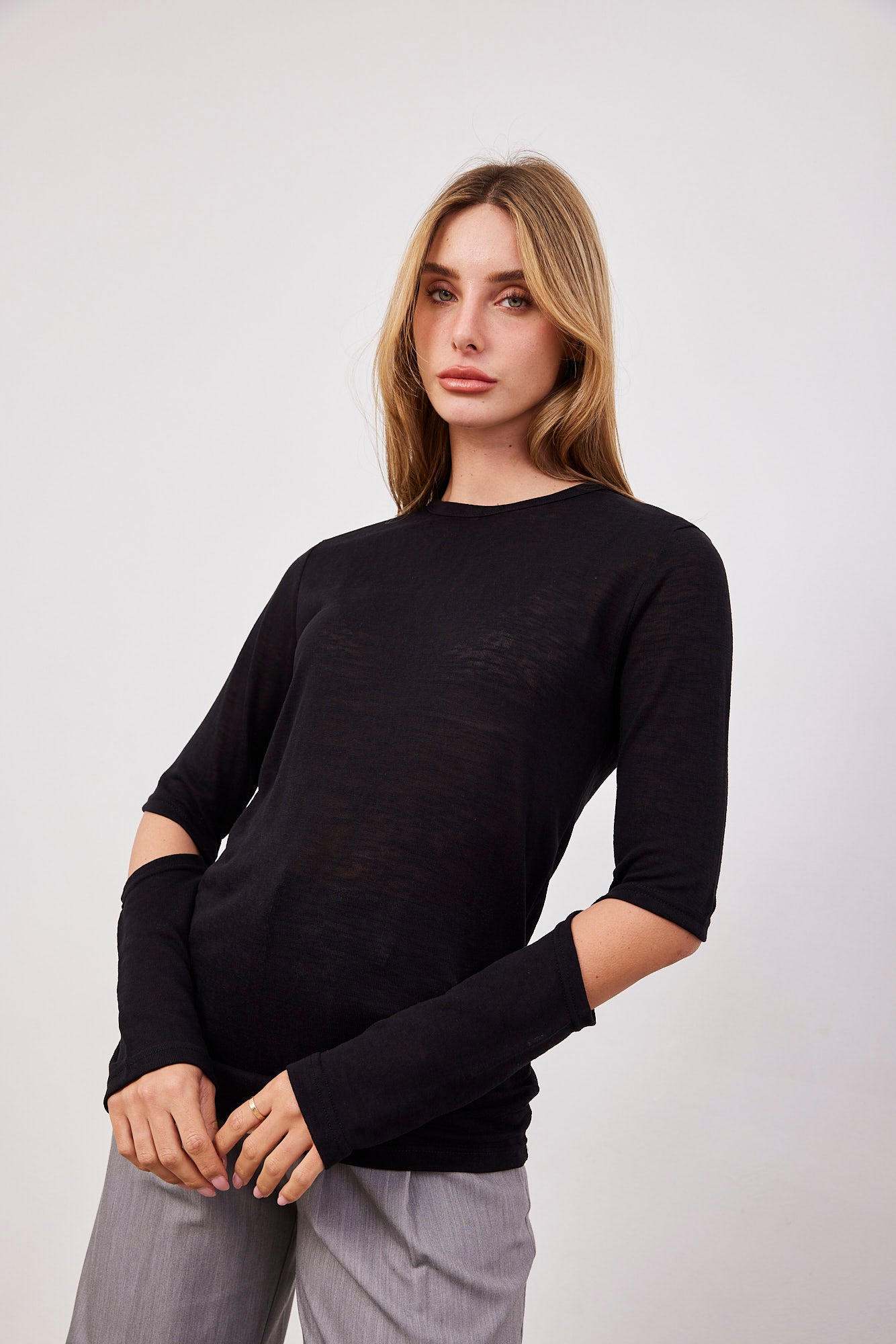 חולצה ארוכה עם פתחים בשרוול - ITAY BRANDS