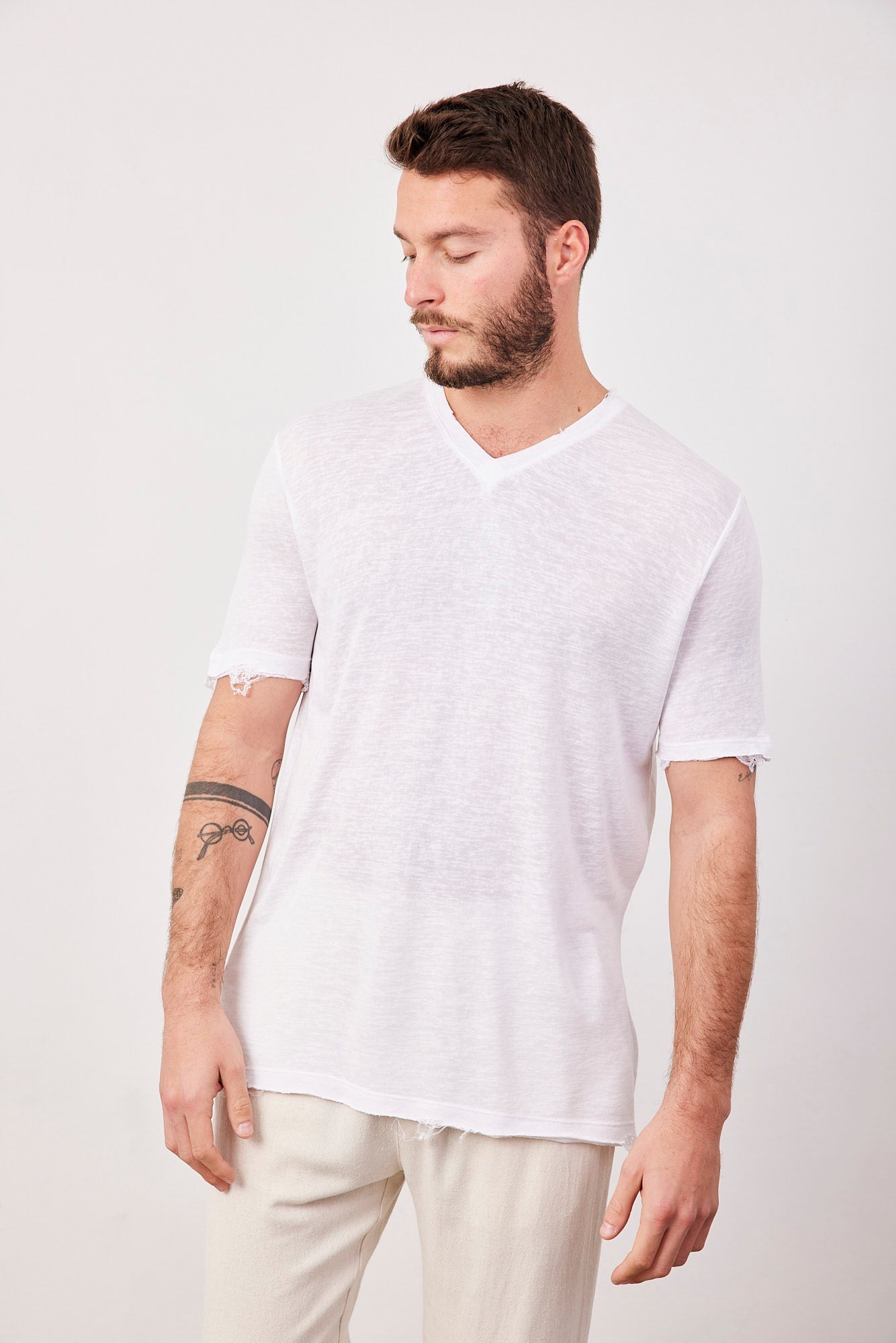 טי-שרט וי קרעים במראה פשתן - ITAY BRANDS