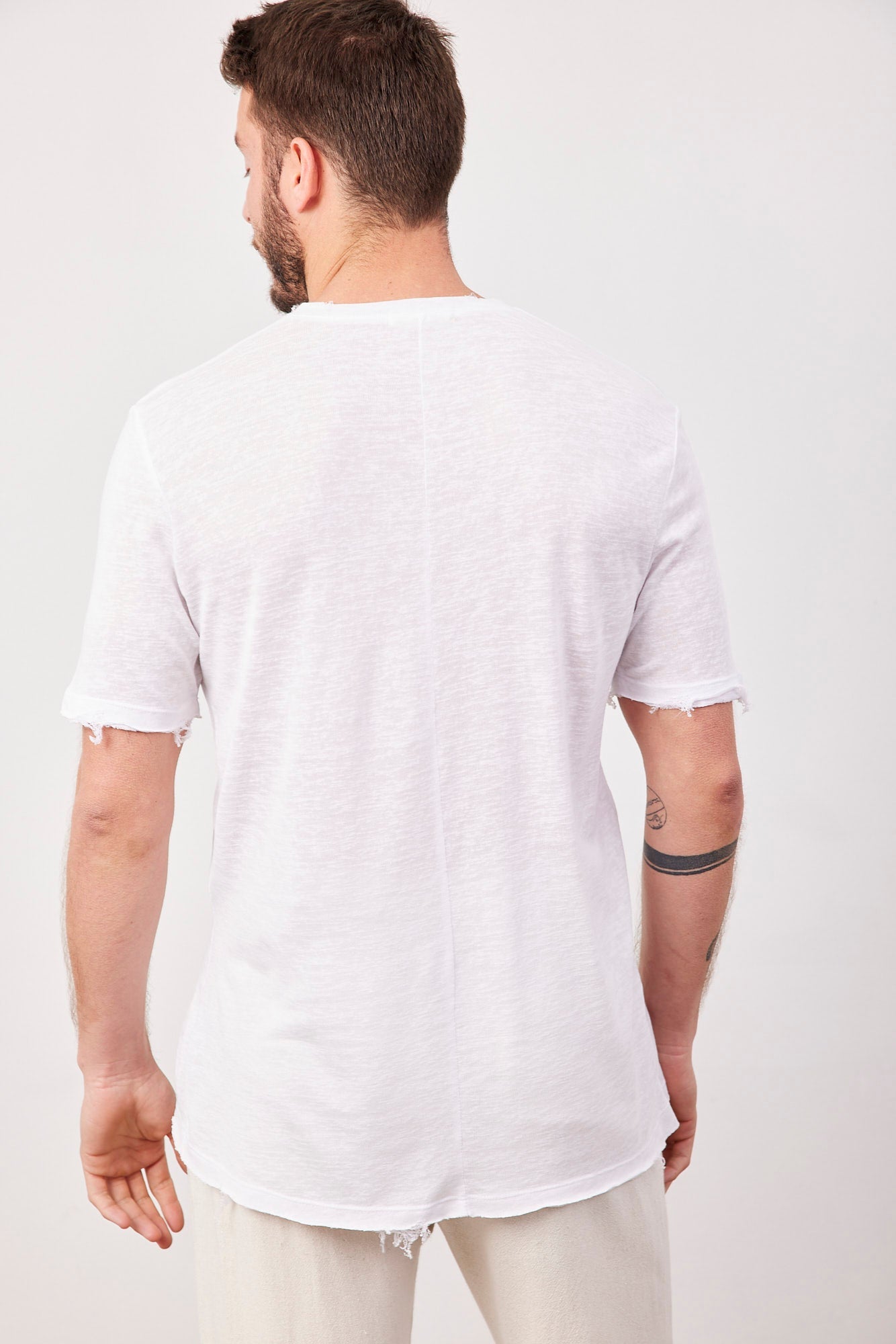 טי-שרט וי קרעים במראה פשתן - ITAY BRANDS