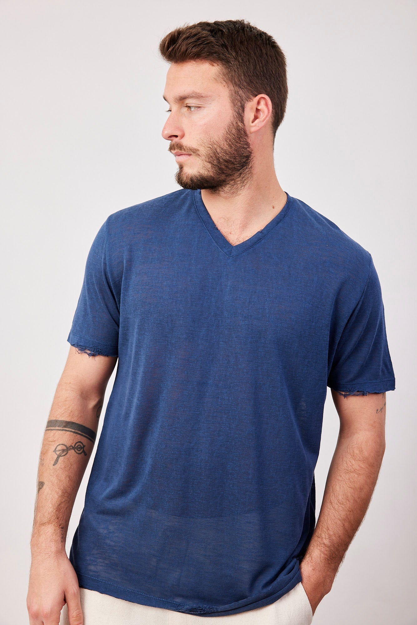 טי-שרט וי קרעים במראה פשתן - ITAY BRANDS