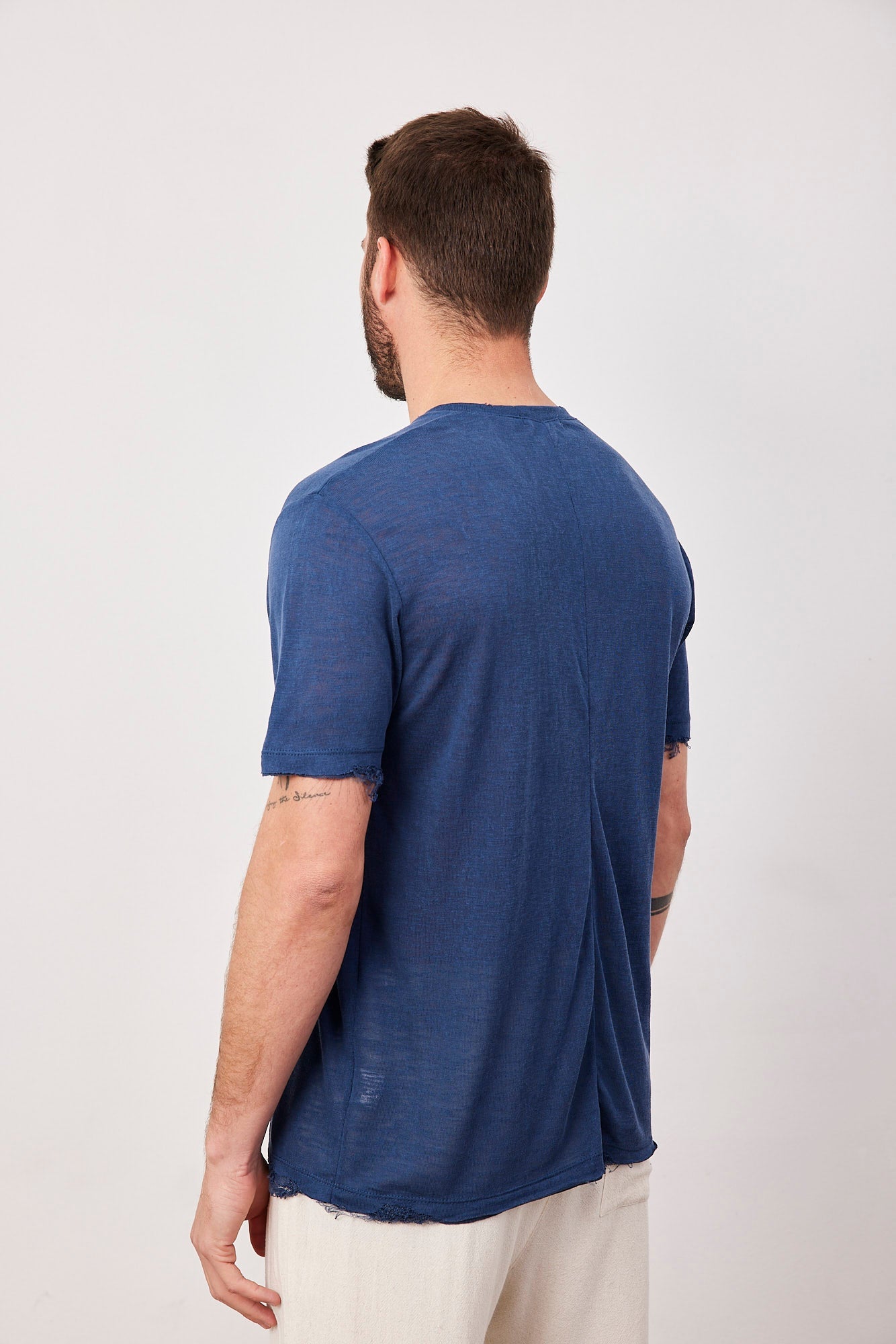 טי-שרט וי קרעים במראה פשתן - ITAY BRANDS