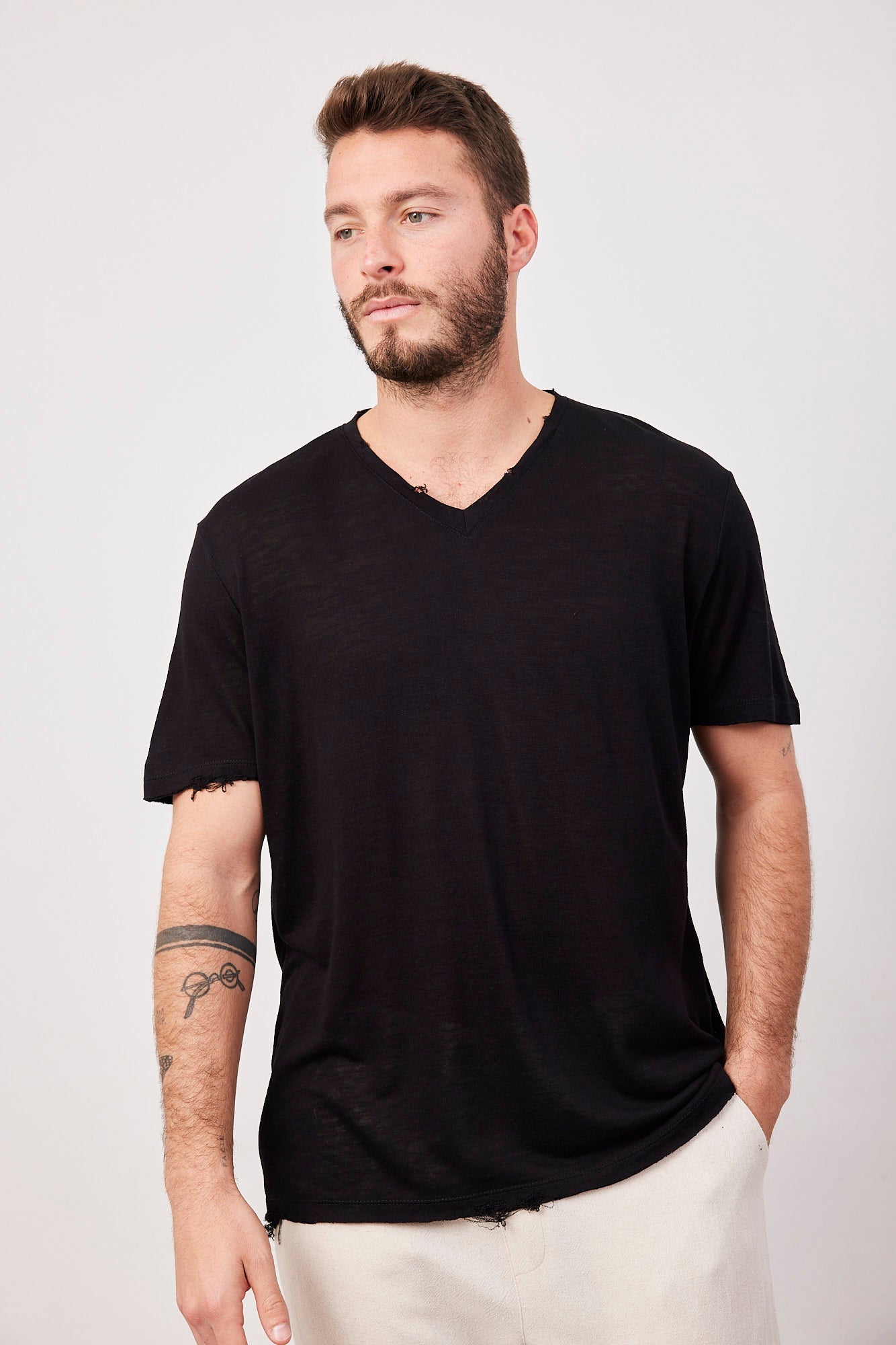 טי-שרט וי קרעים במראה פשתן - ITAY BRANDS