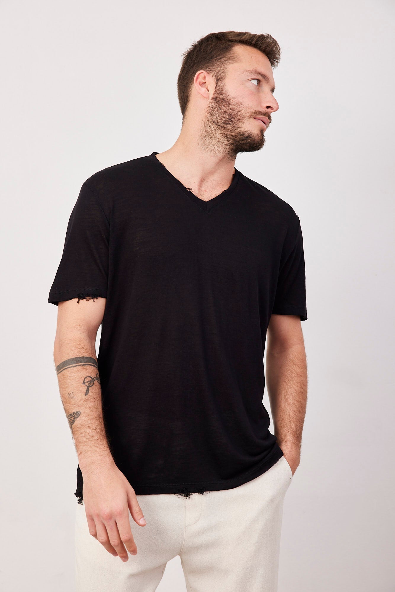 טי-שרט וי קרעים במראה פשתן - ITAY BRANDS