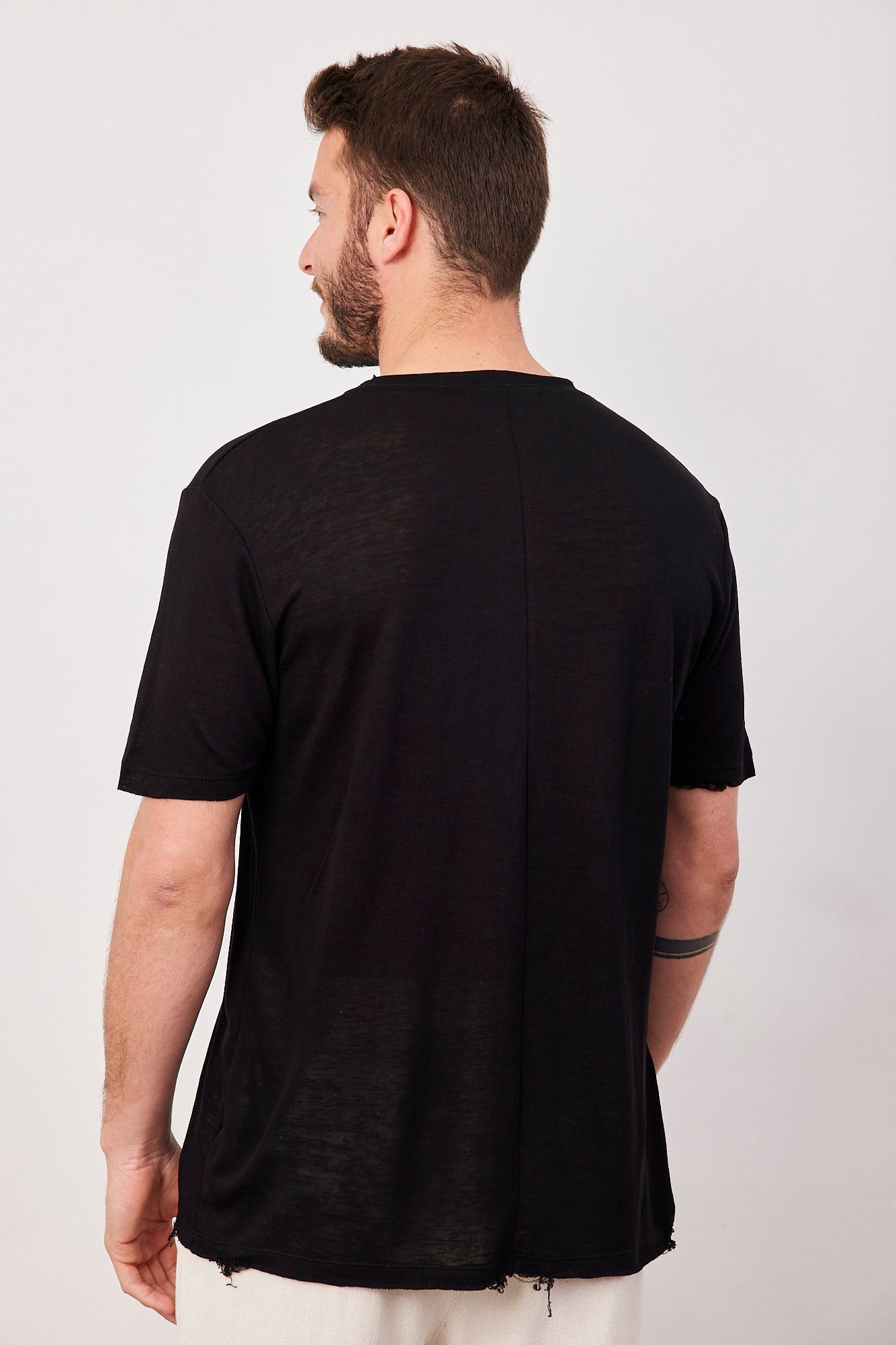 טי-שרט וי קרעים במראה פשתן - ITAY BRANDS