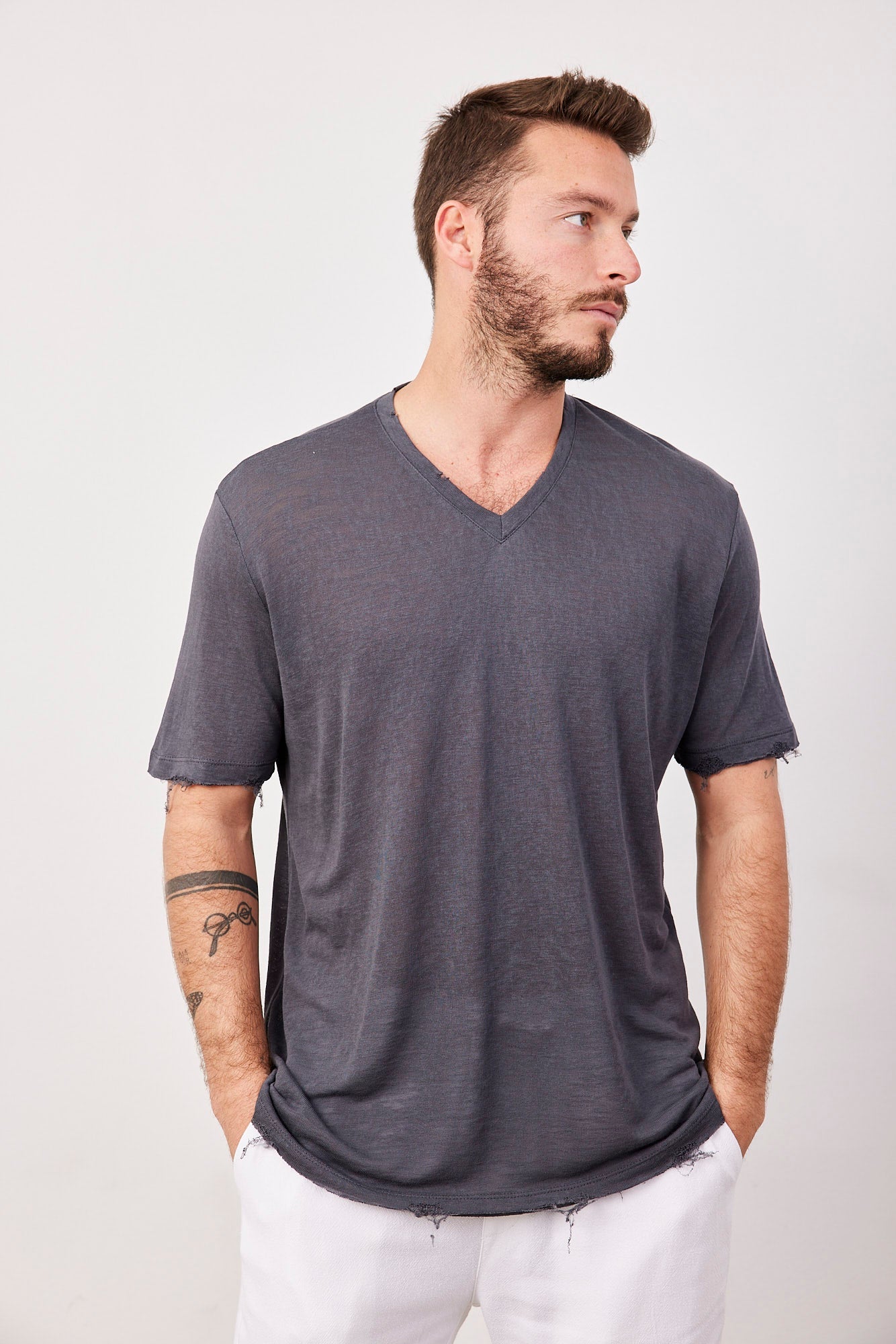 טי-שרט וי קרעים במראה פשתן - ITAY BRANDS