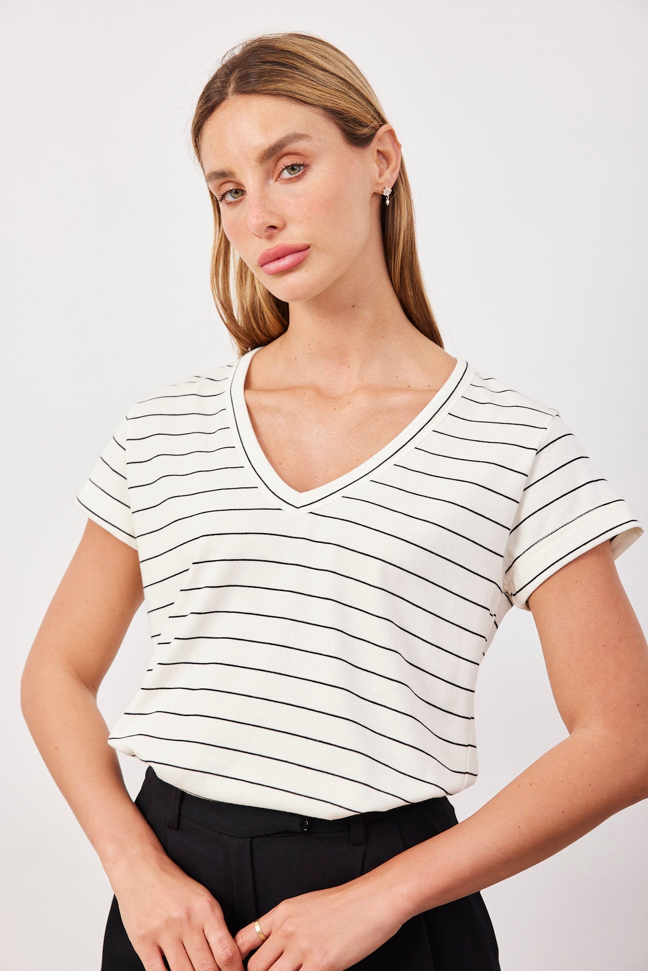 טי-שרט וי פסים - ITAY BRANDS