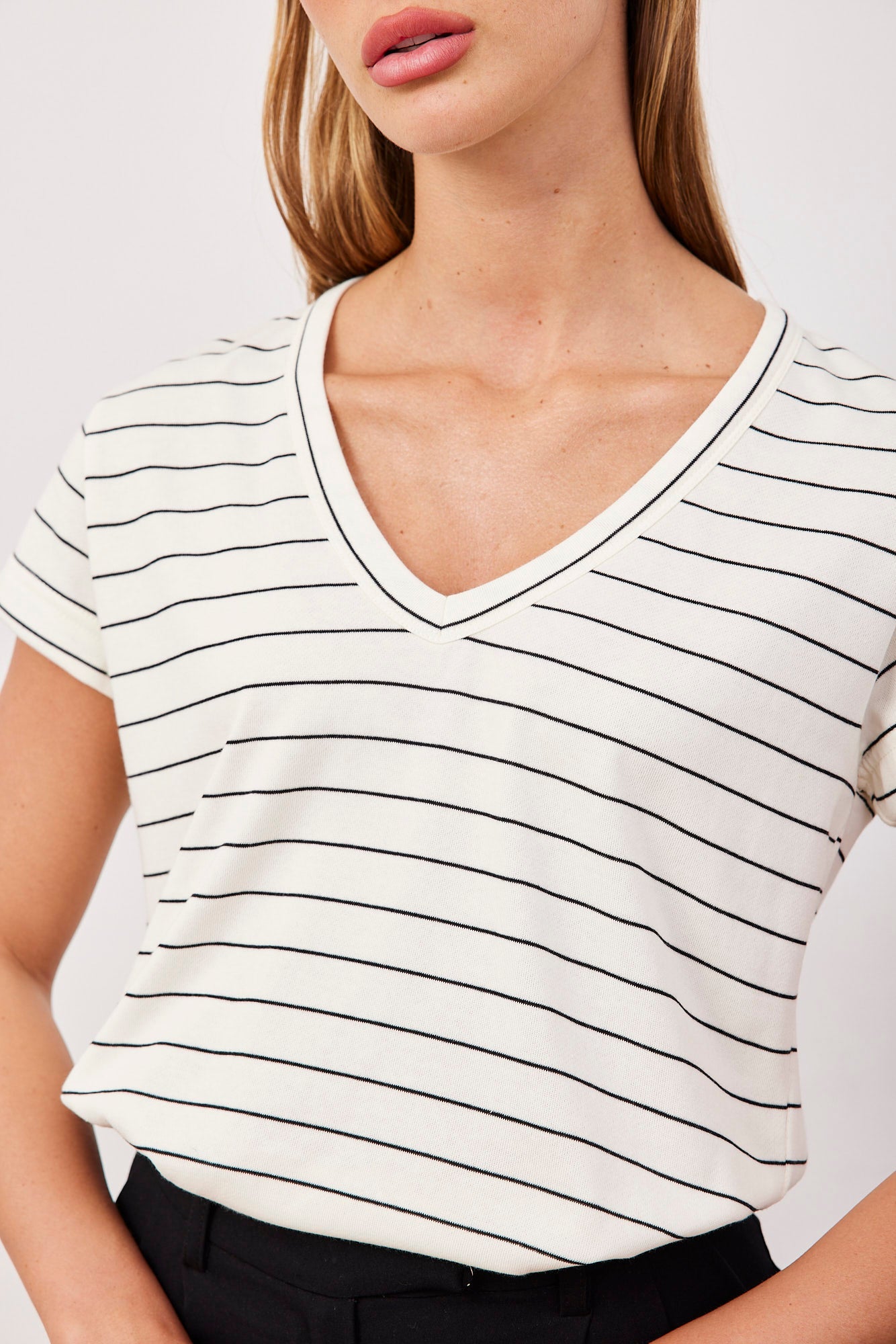 טי-שרט וי פסים - ITAY BRANDS