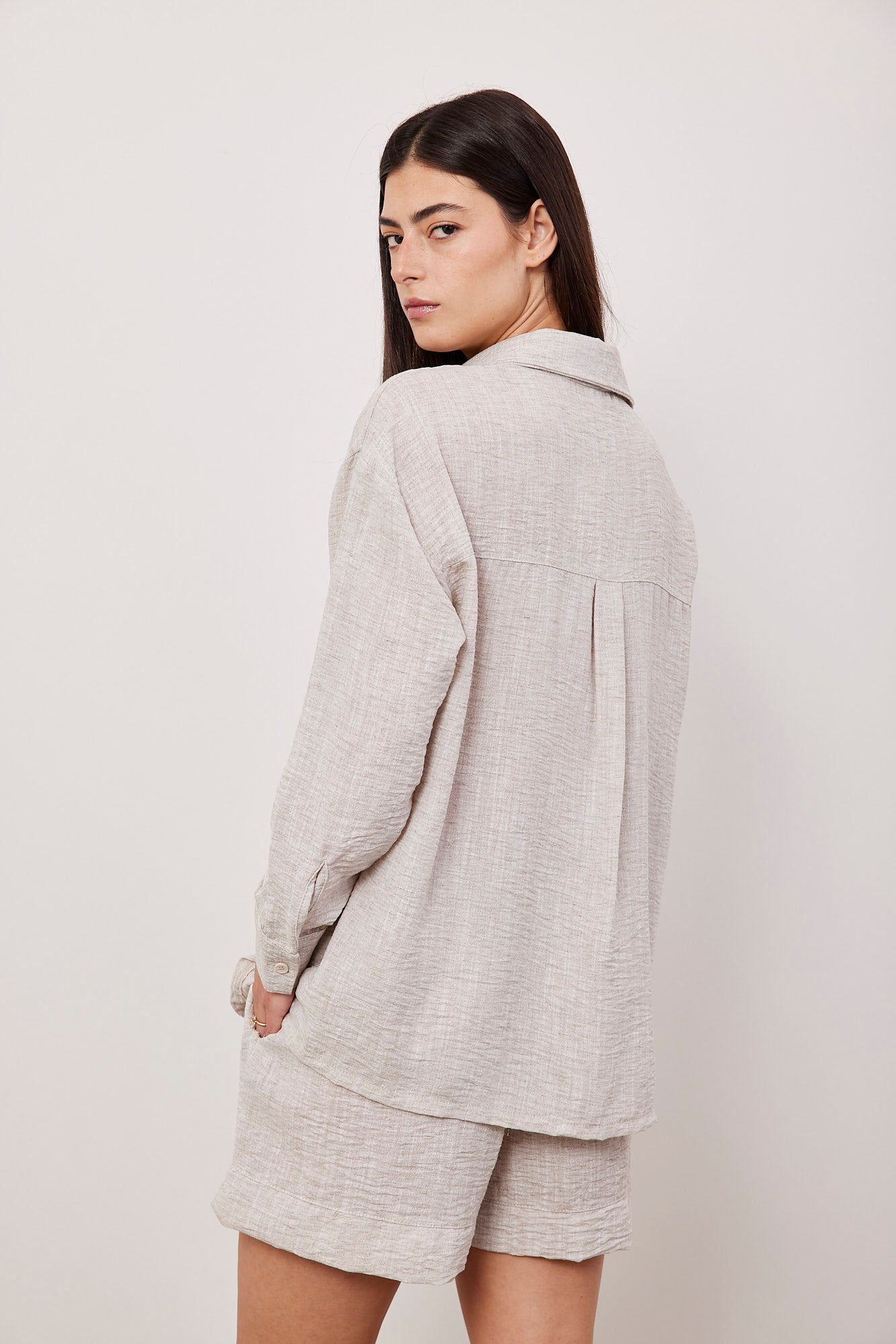 חליפה קצרה בטקסטורה במראה פשתן - ITAY BRANDS