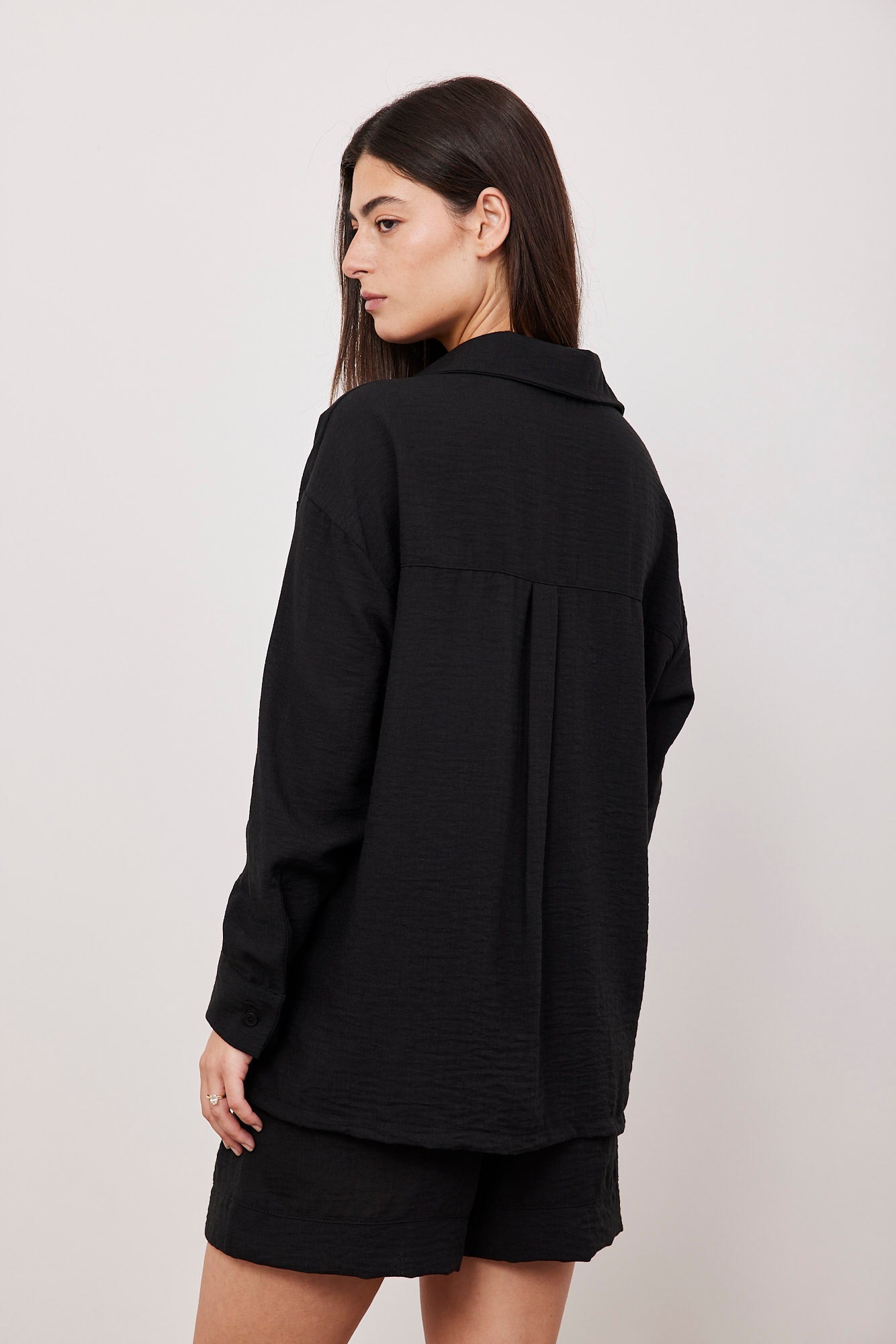 חליפה קצרה בטקסטורה במראה פשתן - ITAY BRANDS