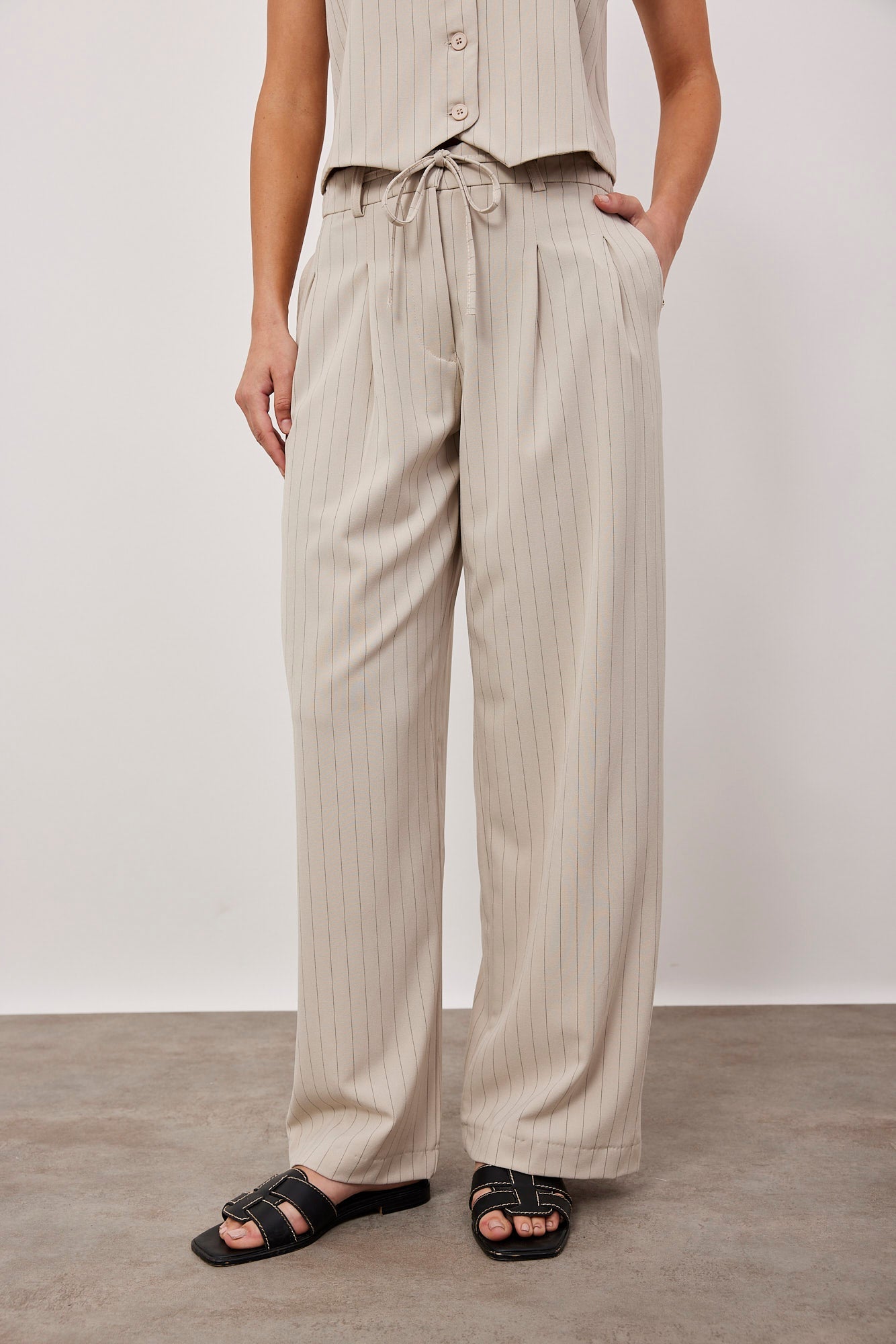 מכנסיים מחויטים עם קשירה בהדפס פסים - ITAY BRANDS