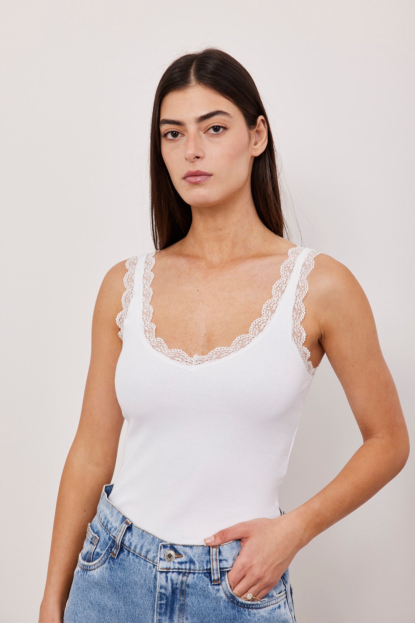 גופיית ריב בעיטור תחרה