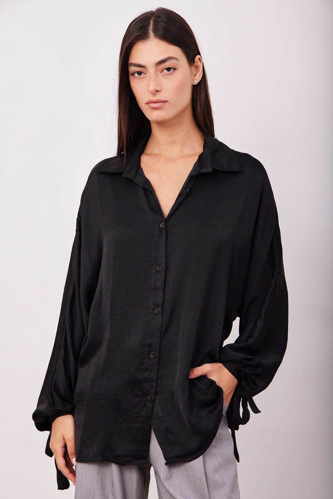 חולצה מכופתרת עם קשירה בשרוול - ITAY BRANDS