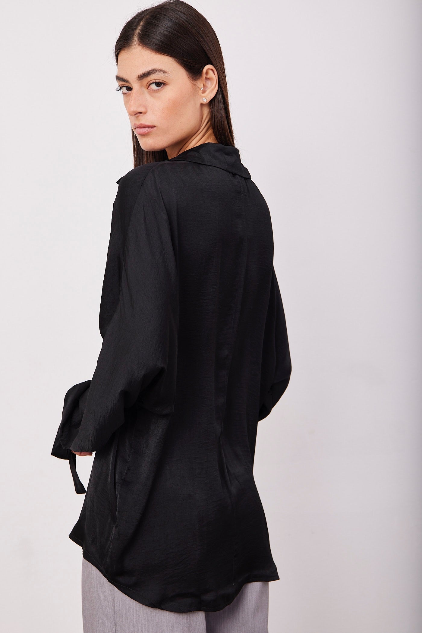 חולצה מכופתרת עם קשירה בשרוול - ITAY BRANDS