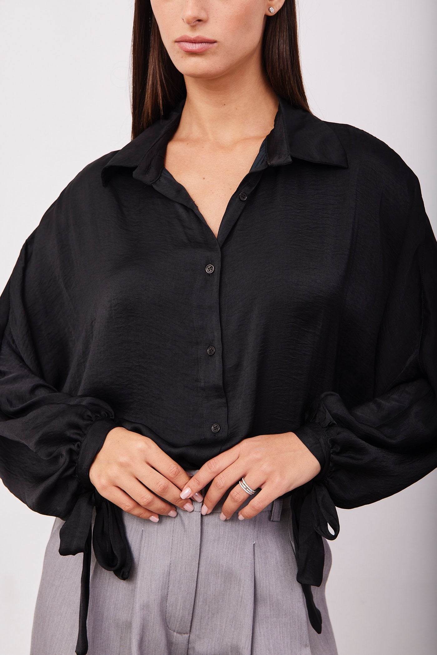 חולצה מכופתרת עם קשירה בשרוול - ITAY BRANDS