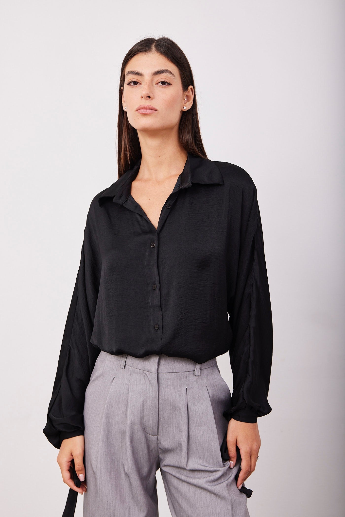 חולצה מכופתרת עם קשירה בשרוול - ITAY BRANDS