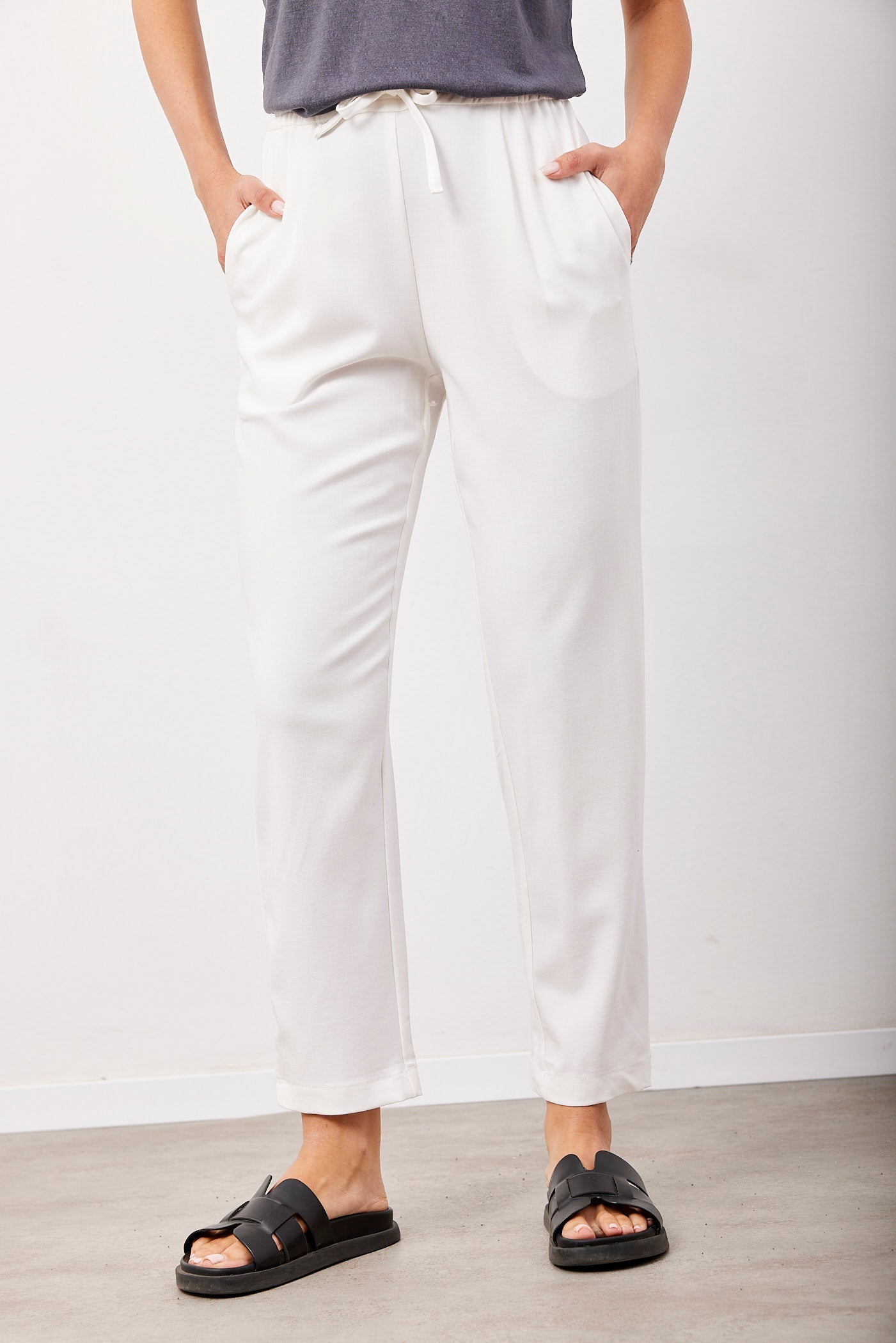 מכנסיים מחויטים עם גומי במותן - ITAY BRANDS