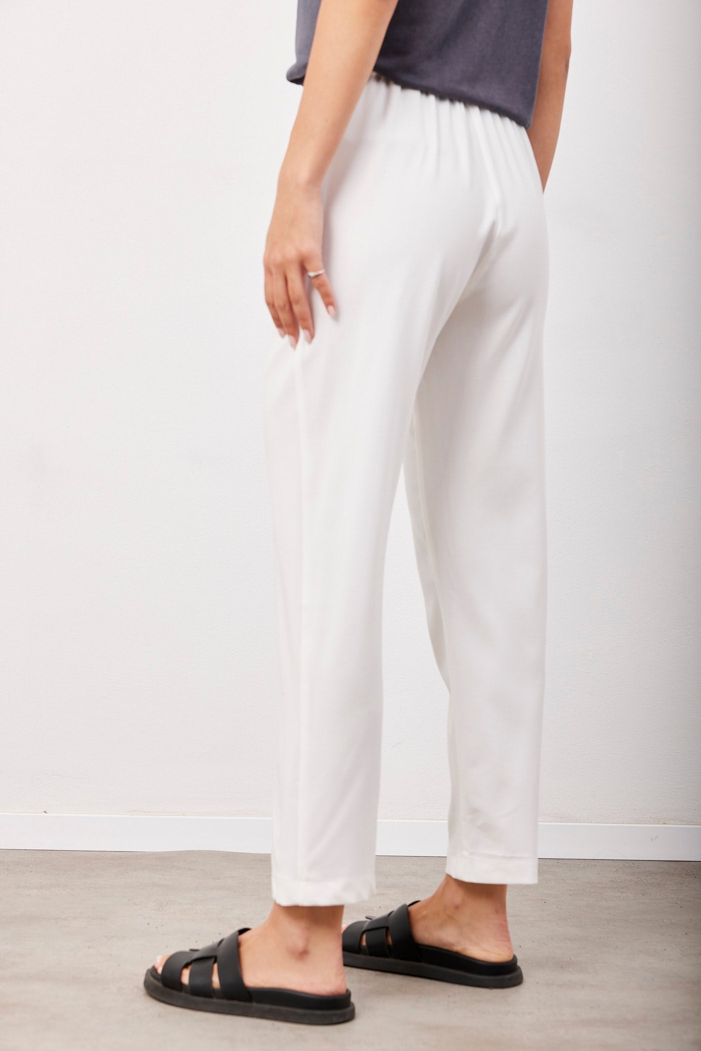 מכנסיים מחויטים עם גומי במותן - ITAY BRANDS