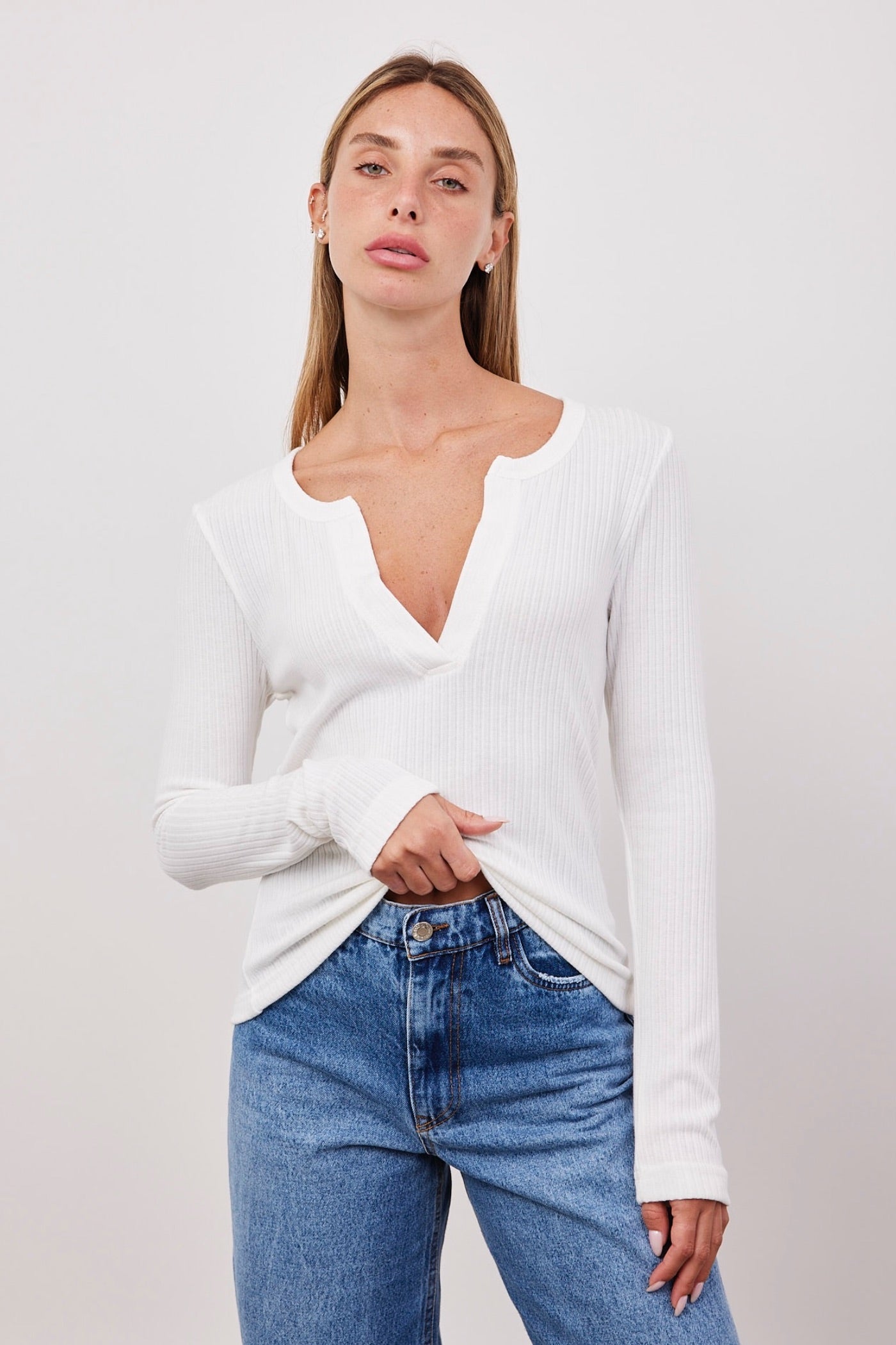 חולצה עם פתח וי בטקסטורת פסים - ITAY BRANDS