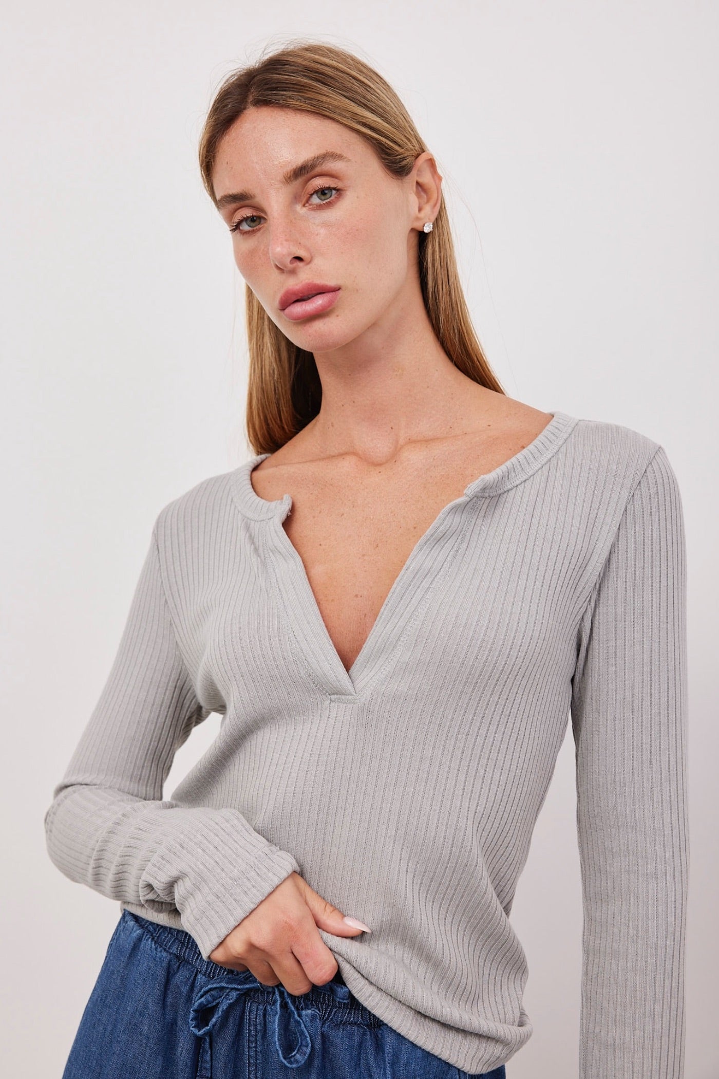 חולצה עם פתח וי בטקסטורת פסים - ITAY BRANDS