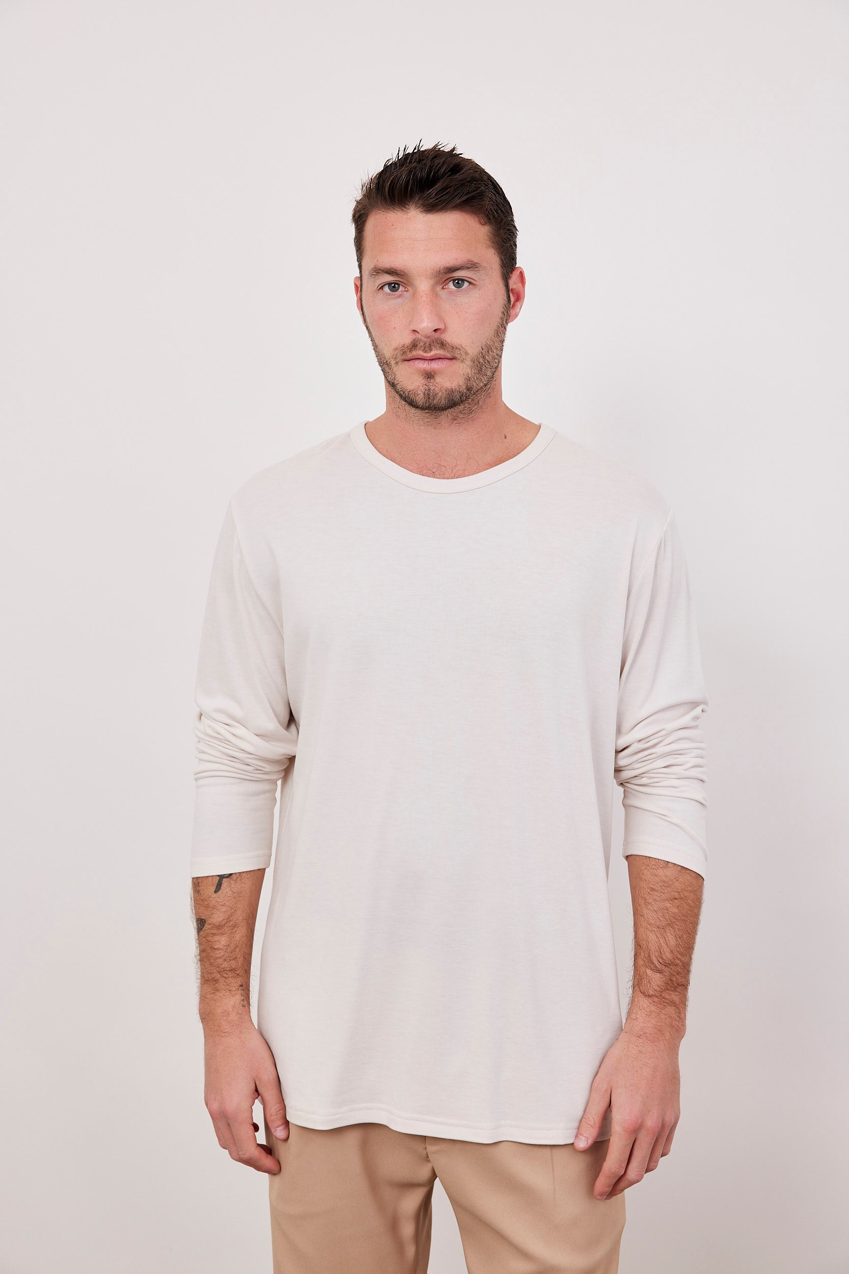 חולצה ארוכה מפתח עגול מובלט