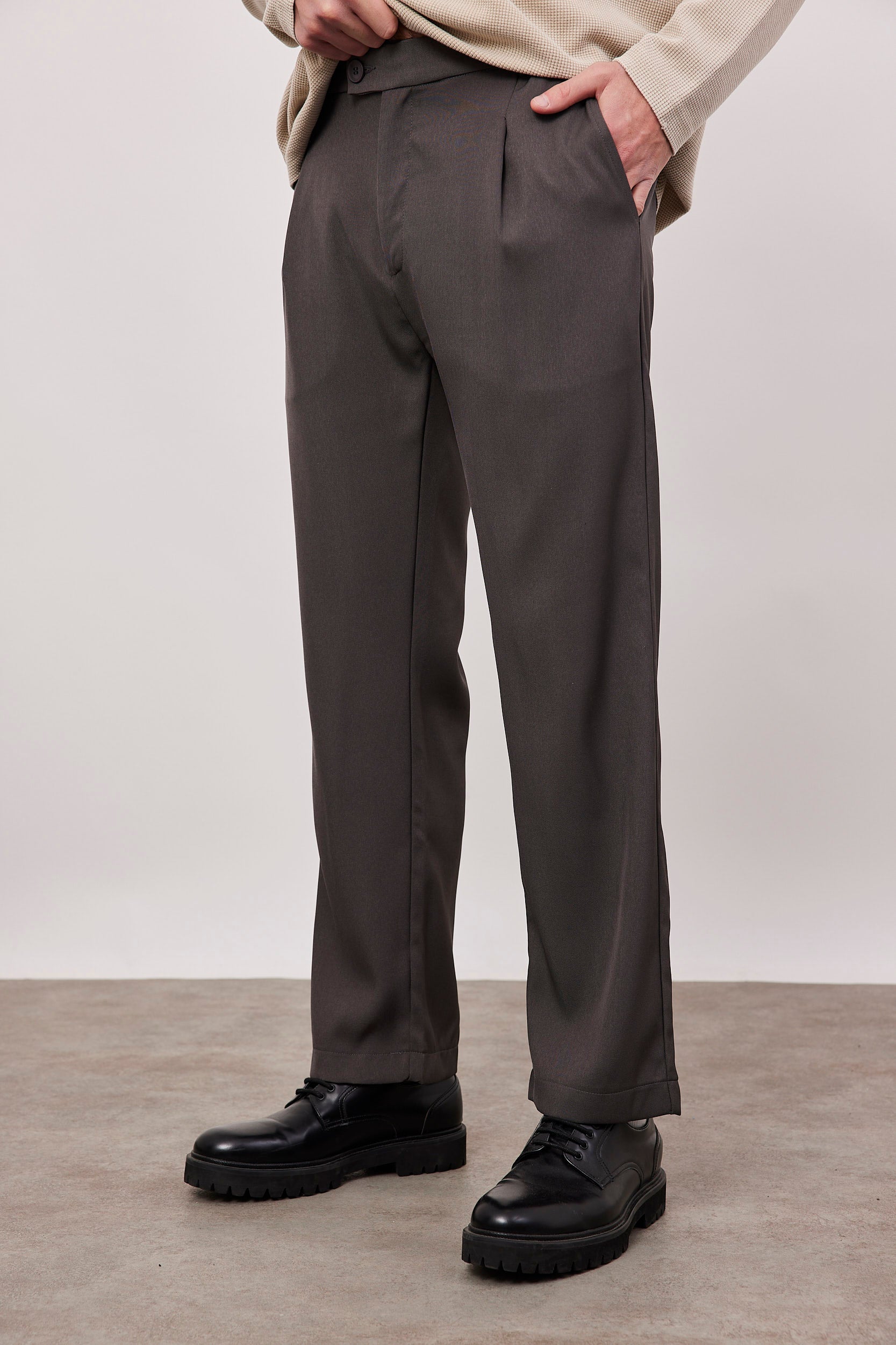 מכנסיים מחויטים גזרה ישרה