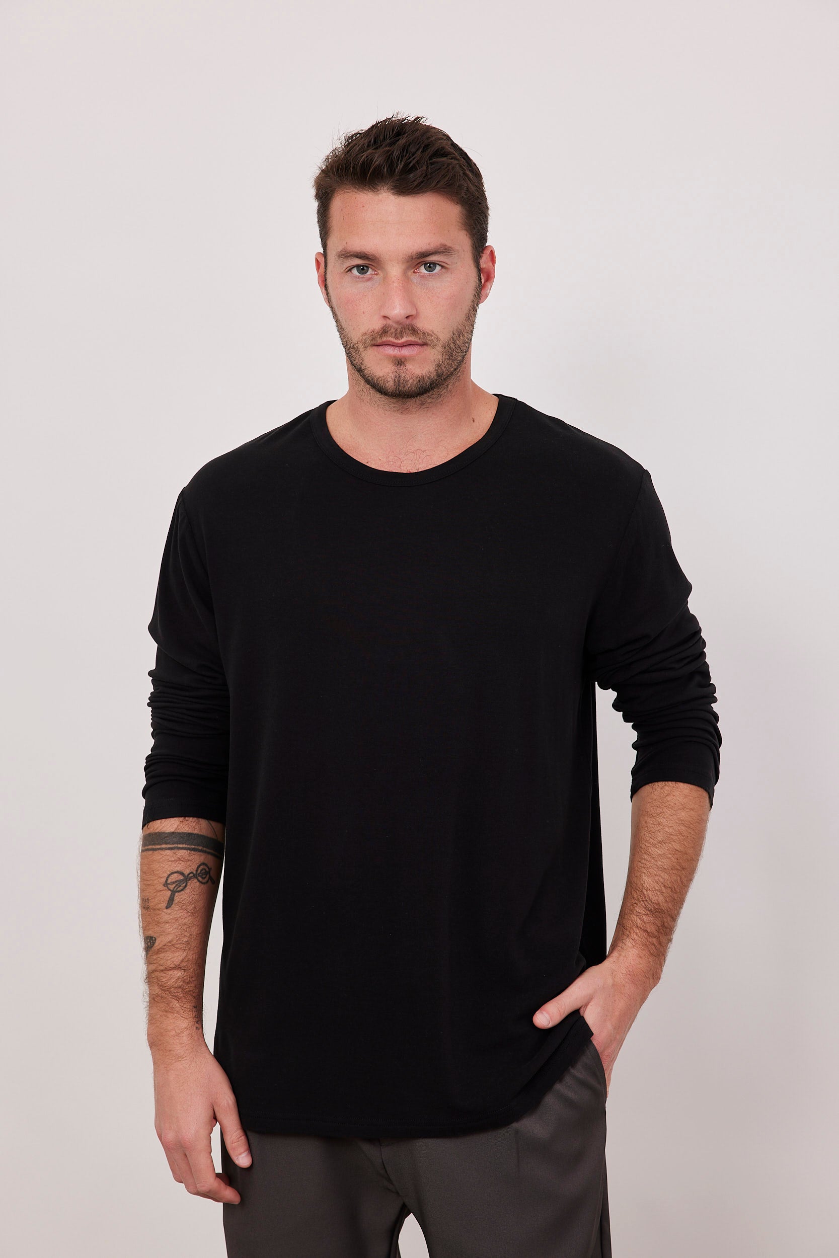 חולצה ארוכה מפתח עגול מובלט